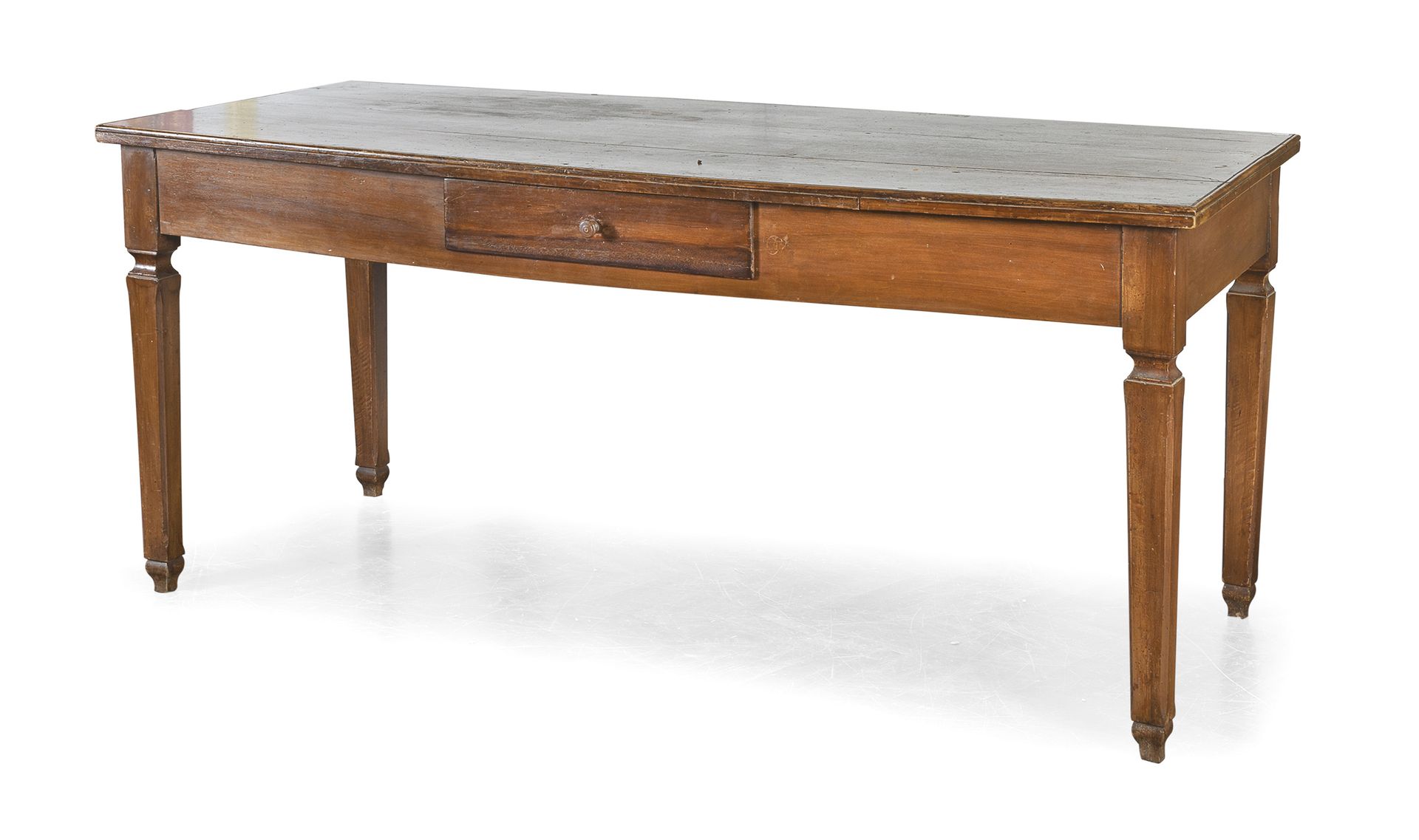 Null 胡桃木厨房桌，18世纪末元素


长方形顶部和普通带，有一个抽屉。方尖碑的腿。


尺寸：81 x 186 x 76厘米。