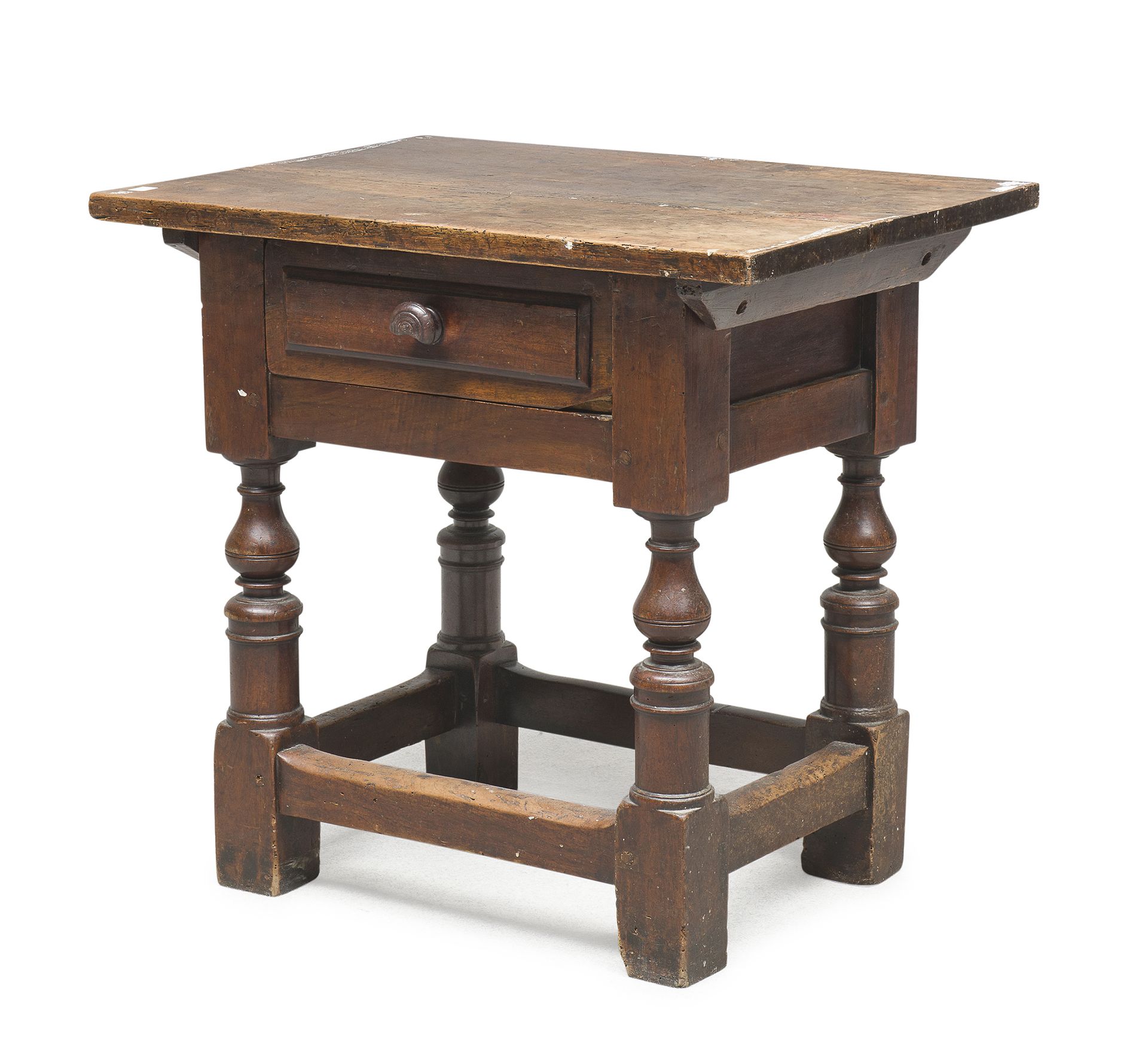 Null 胡桃木小桌，意大利中部，古董元素


前面有可移动的顶部和抽屉。线轴腿。直线横杆。


尺寸为66 x 70 x 51厘米。


顶部两侧的木质销子不&hellip;
