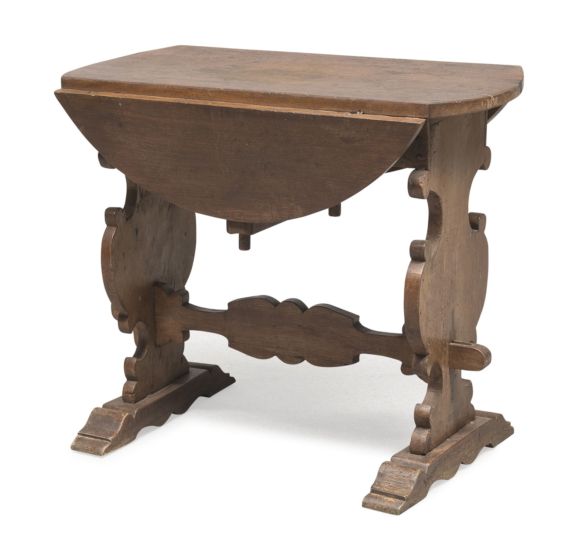 Null 胡桃木带状小桌，19世纪


十七世纪的风格，有椭圆形的顶部和王牌的杯腿。直杆脚。


尺寸为61 x 72 x 73厘米。