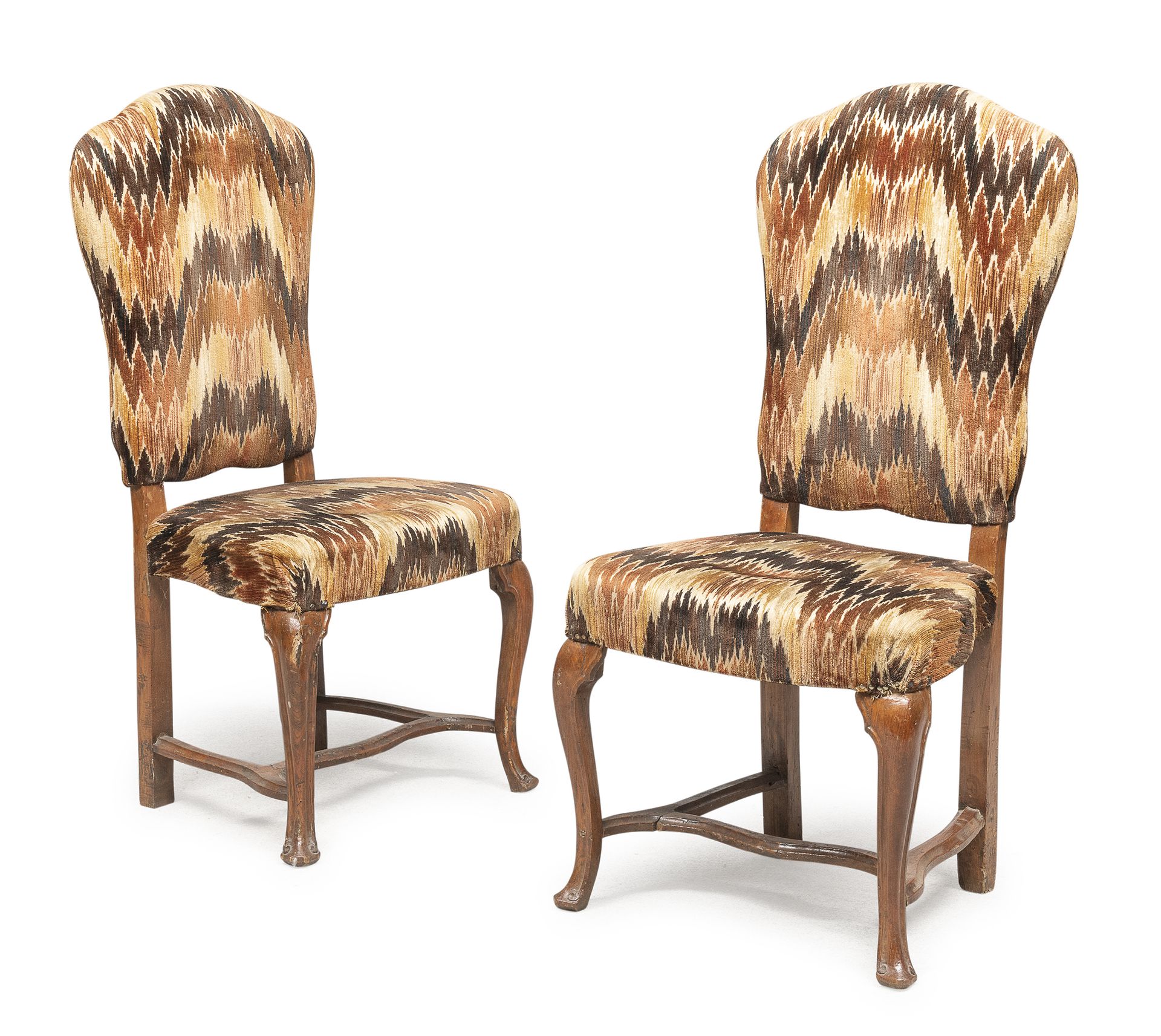Null 一对胡桃木椅子，威尼托 18世纪


背部有石榴裙边，前腿成形，肩部宽大。火焰缝制的天鹅绒软垫。


尺寸为113 x 50 x 45厘米。