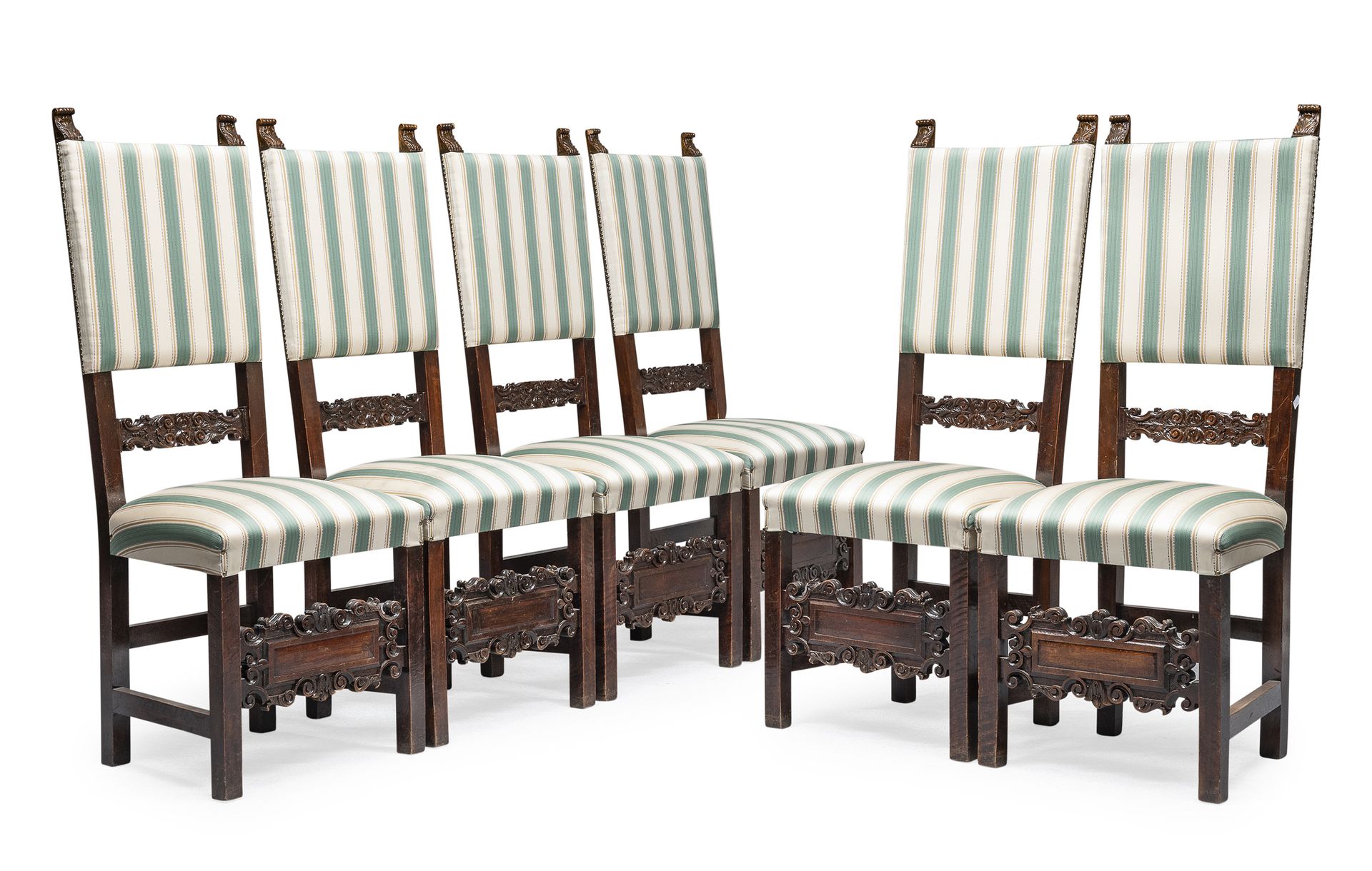 Null 文艺复兴时期的胡桃木椅子


有长方形的靠背，直腿和雕刻着植物图案的横杆。


尺寸为127 x 41 x 45厘米。
