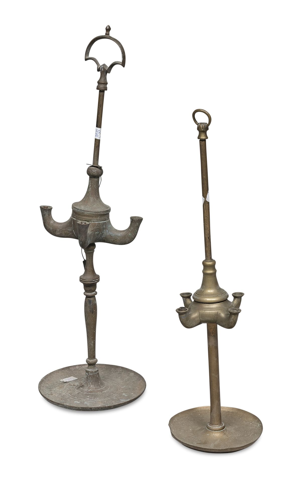 Null 两盏金属油灯，19世纪


带四火结。


最大尺寸cm.60 x 17.