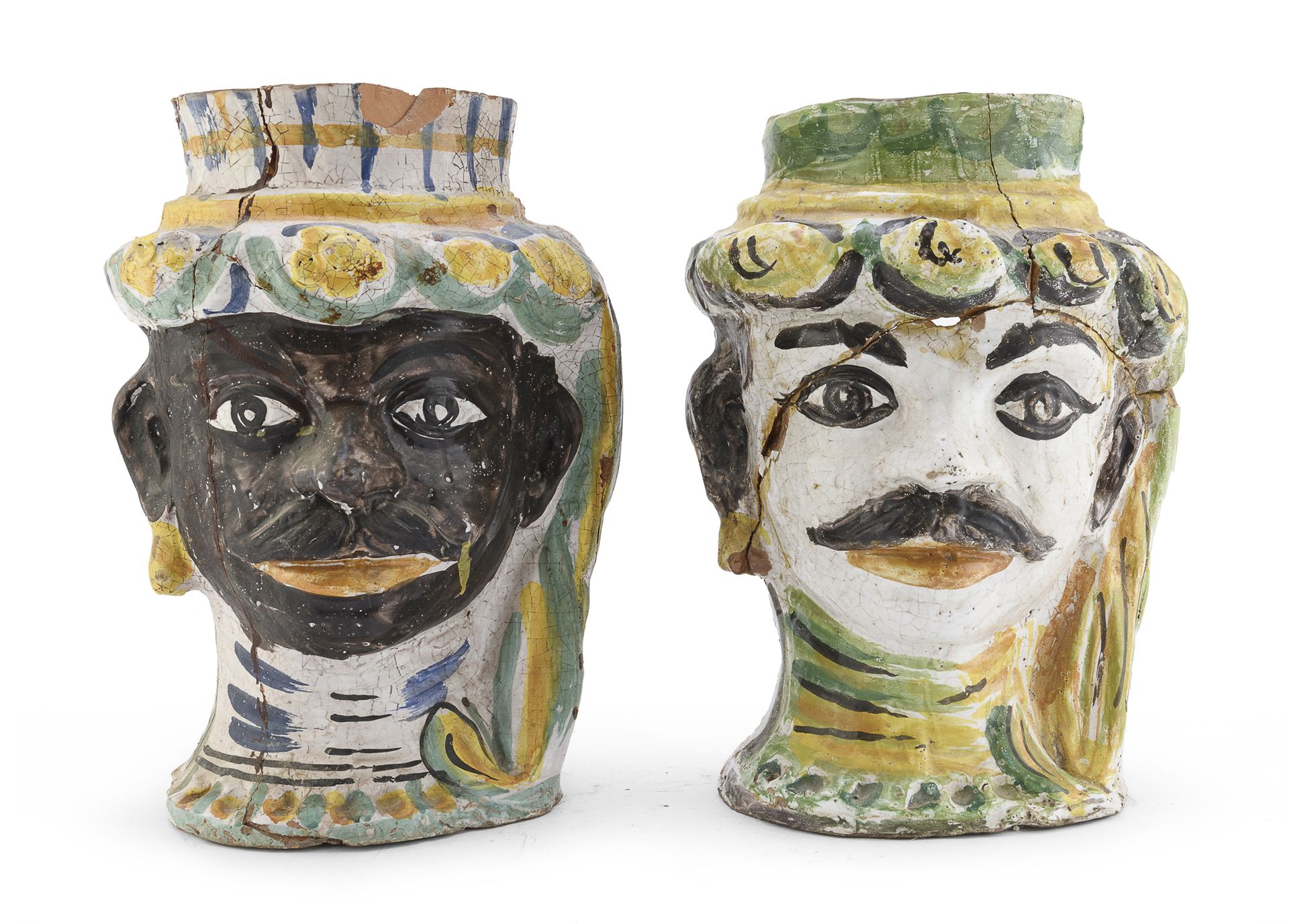 Null 卡塔吉罗内19世纪一对马乔利卡花瓶的残骸


多色的，形状为东方人和莫雷托的脸。


背面有 "S.R. Caltagirone "的签名。


尺寸&hellip;