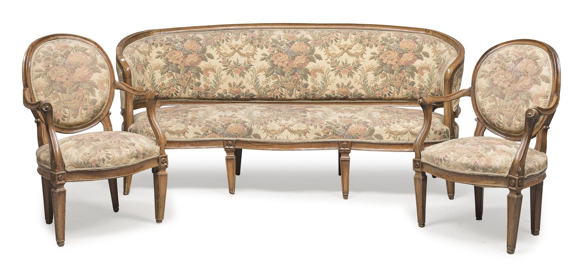 Null 胡桃木客厅，伦巴第或皮埃蒙特 18世纪末


有勋章式的靠背和扶手的形状，在把手处有帷幕和卷曲。方尖碑的腿。由一张沙发和两把扶手椅组成。


尺寸：沙&hellip;