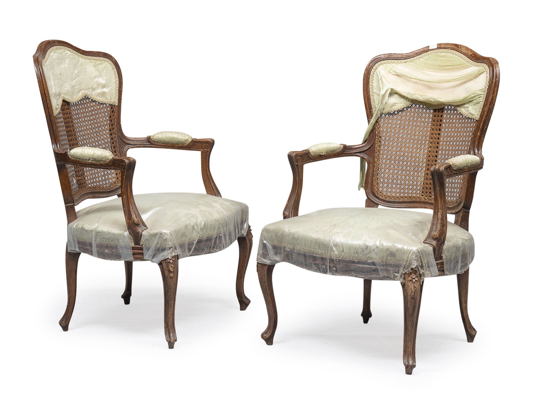 Null PAIR OF LOUIS XV STYLE ARMCHAIRS