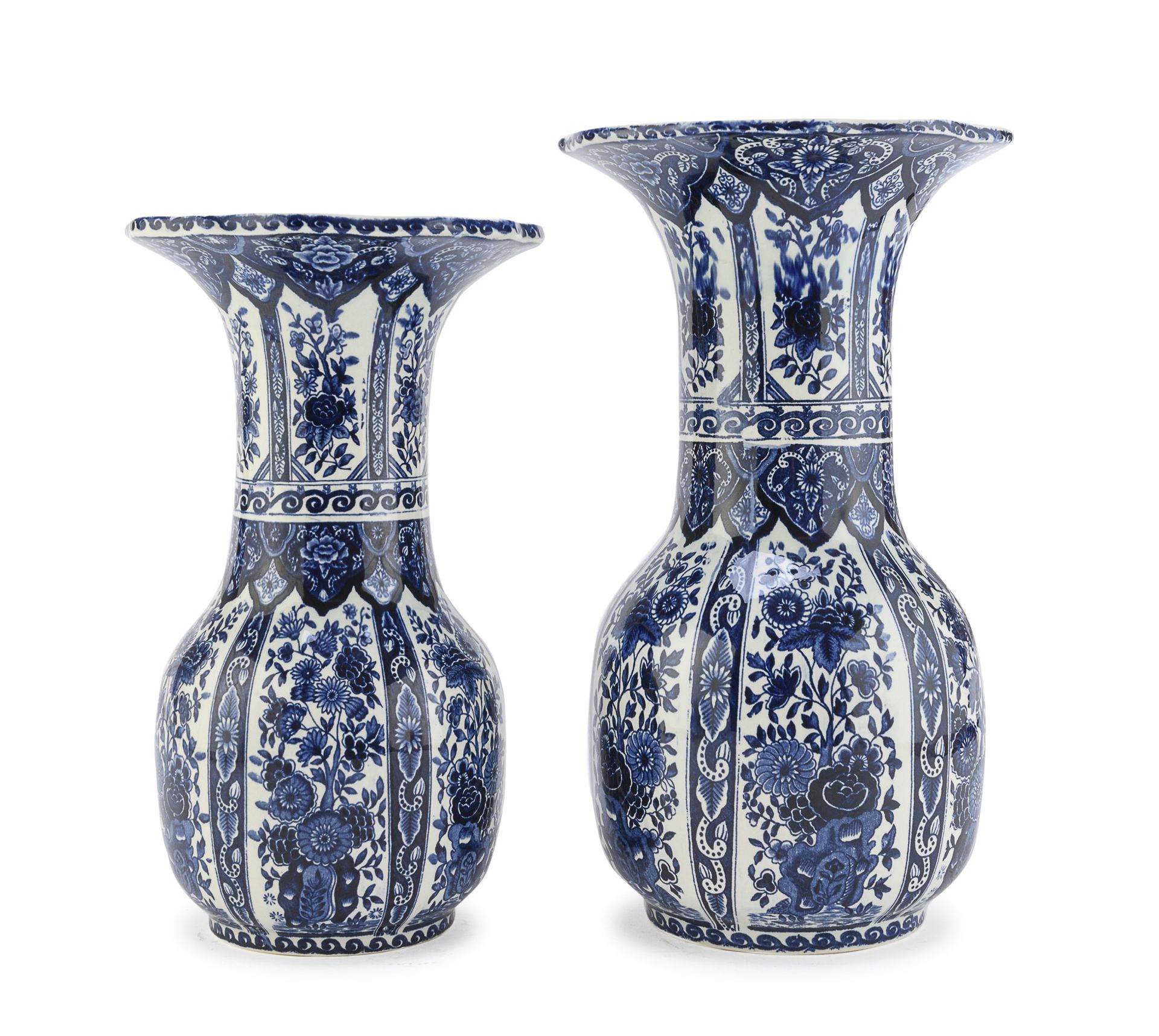 Null 两只陶瓷花瓶，德尔福特 xx世纪


来自17世纪的模型，白色和蓝色的釉面上有植物图案。


底下的品牌名称。


尺寸为34×20×20厘米和30×&hellip;