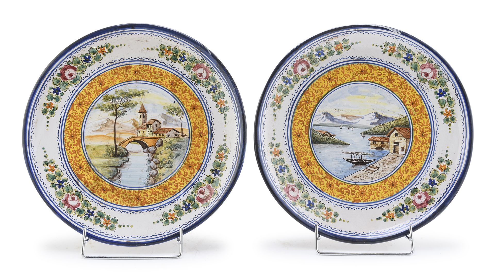 Null 一对陶瓷盘，德鲁塔 20世纪


白珐琅和多色，腔内有景观装饰。


底下的品牌名称。


直径38厘米。