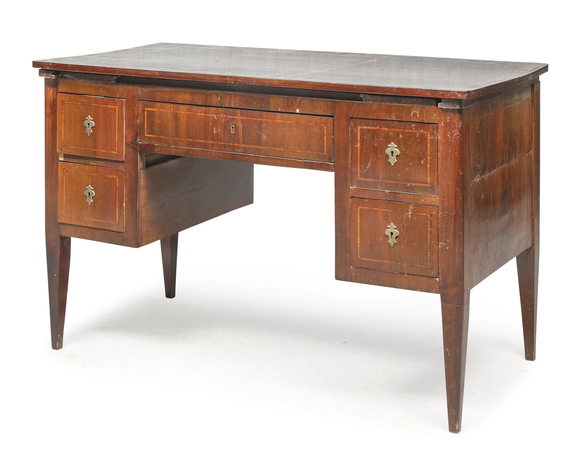 Null 胡桃木中心桌，18世纪末，19世纪初


用黄杨木片。滑动的顶部，正面有中央抽屉拉动的棕色皮革，正面有五个抽屉。


尺寸为85 x 132 x 65&hellip;