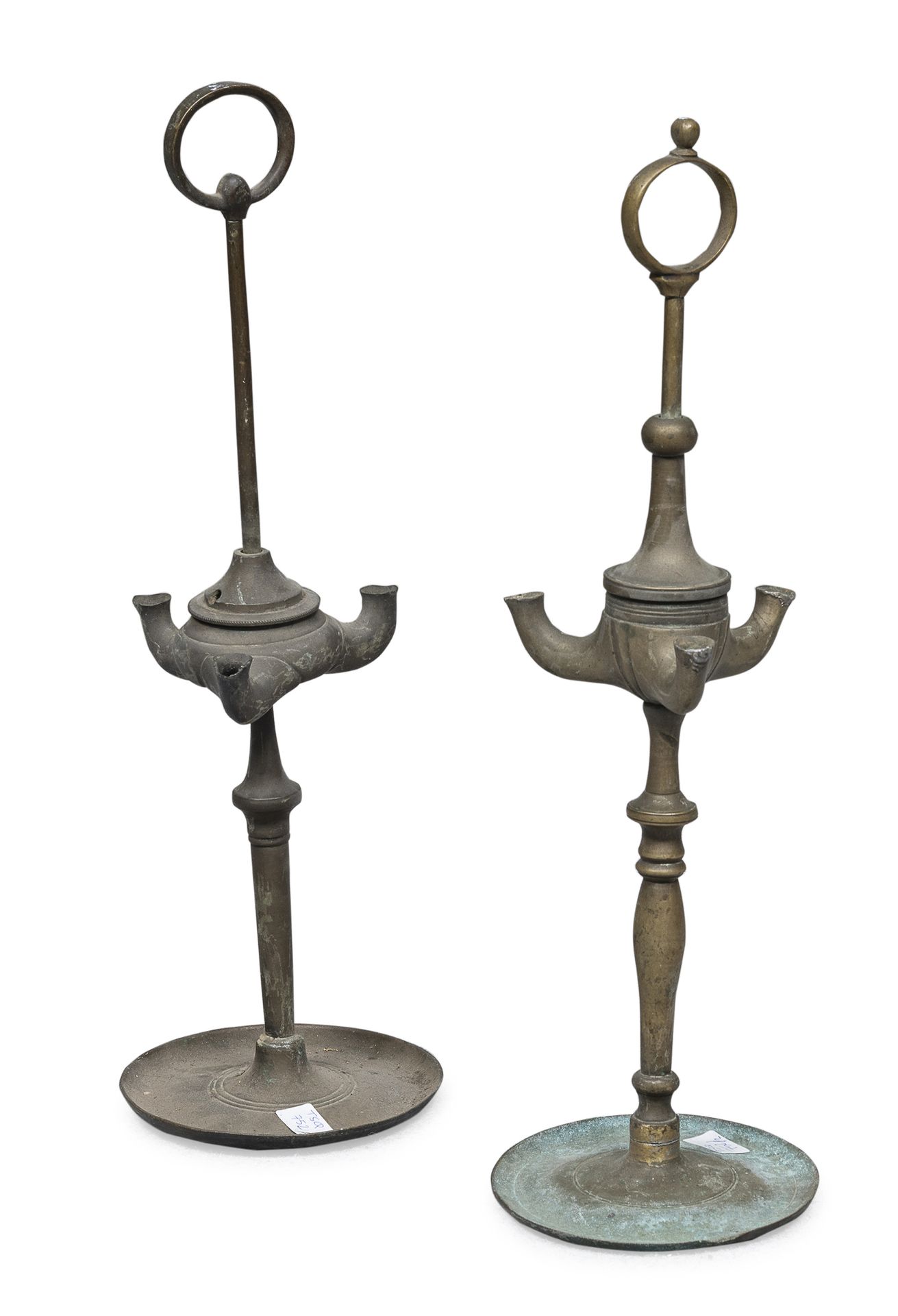 Null 两盏金属油灯，19世纪


带三焰结。


尺寸为46 x 14厘米。