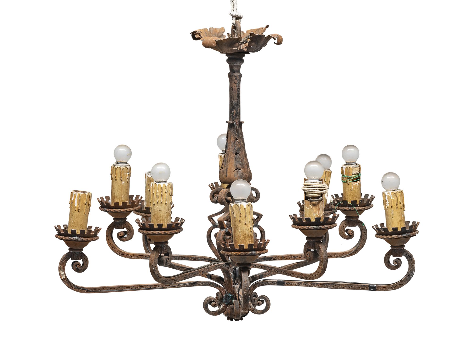 Null 锻铁吊灯，19世纪


轴上有小涡旋，十条臂上有卷曲的纹路。


尺寸为75 x 90厘米。


锈。