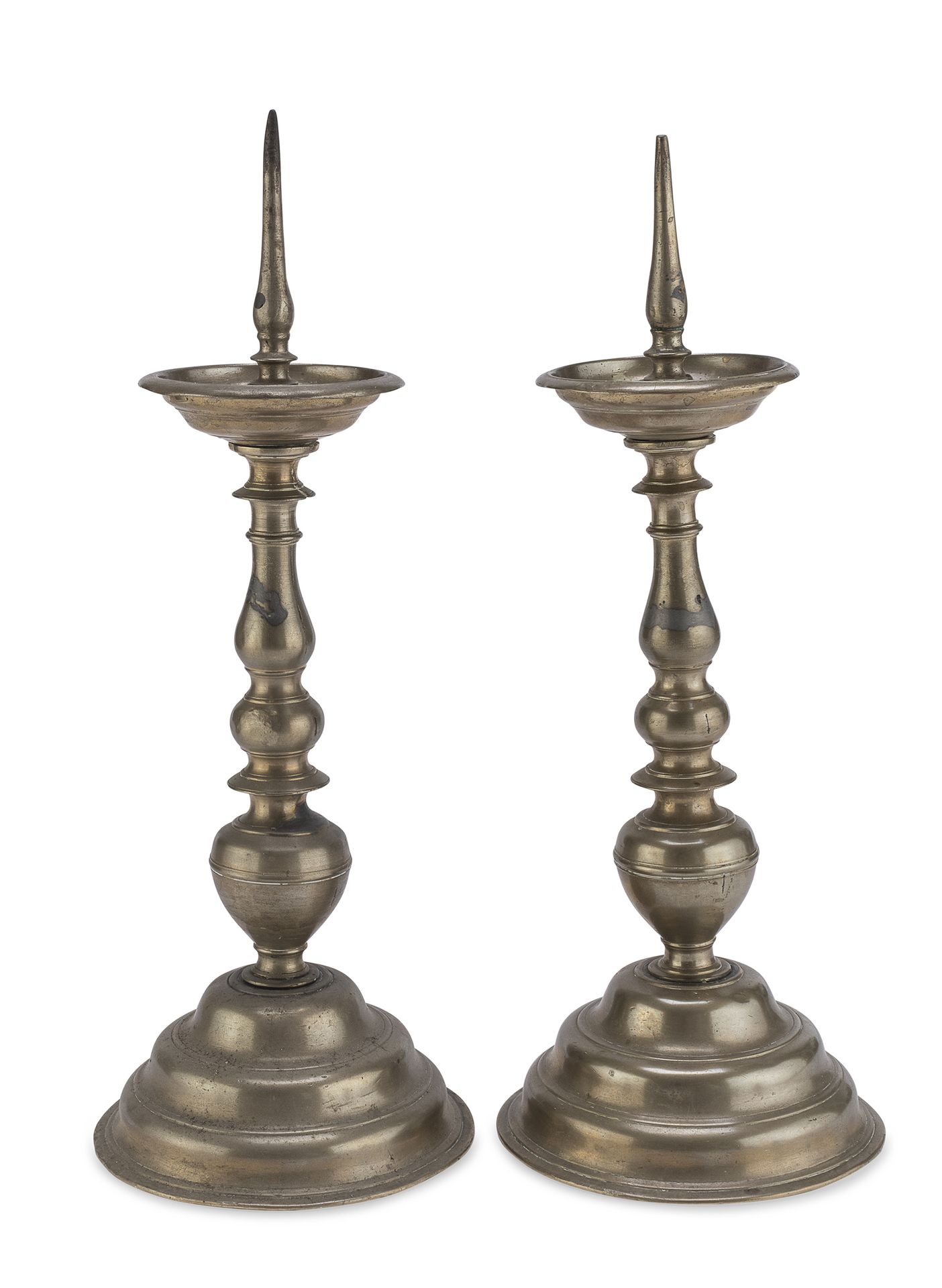 Null 一对铜质烛台，20世纪


十七世纪的品味，带线轴的。


尺寸为41 x 15,5厘米。