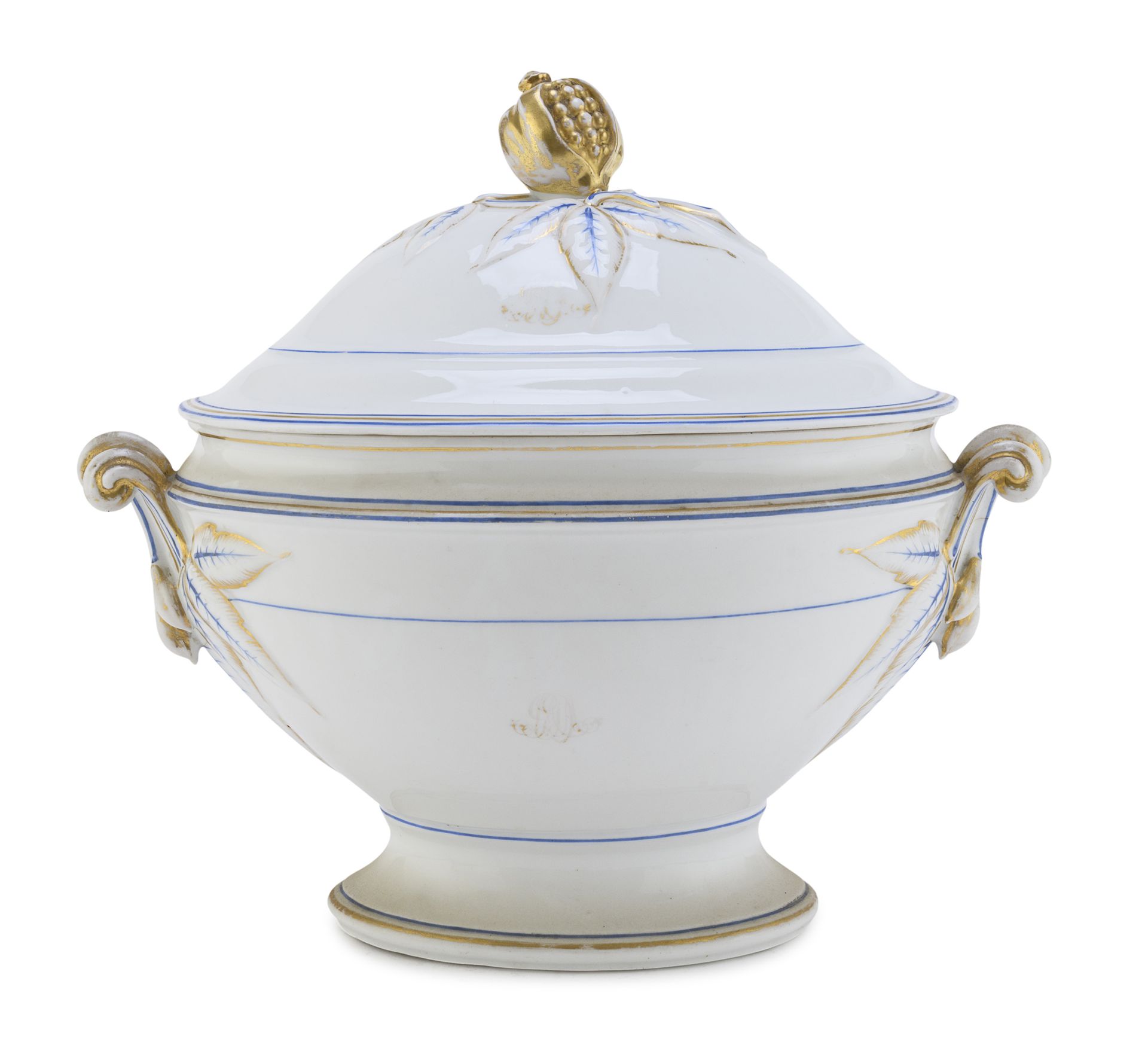 Null 瓷碗，19世纪


白色珐琅，钴和金的装饰。鞍座上部的握把，用浮雕的叶子做底纹。


尺寸为35 x 38 x 25厘米。


盖子上有裂缝。