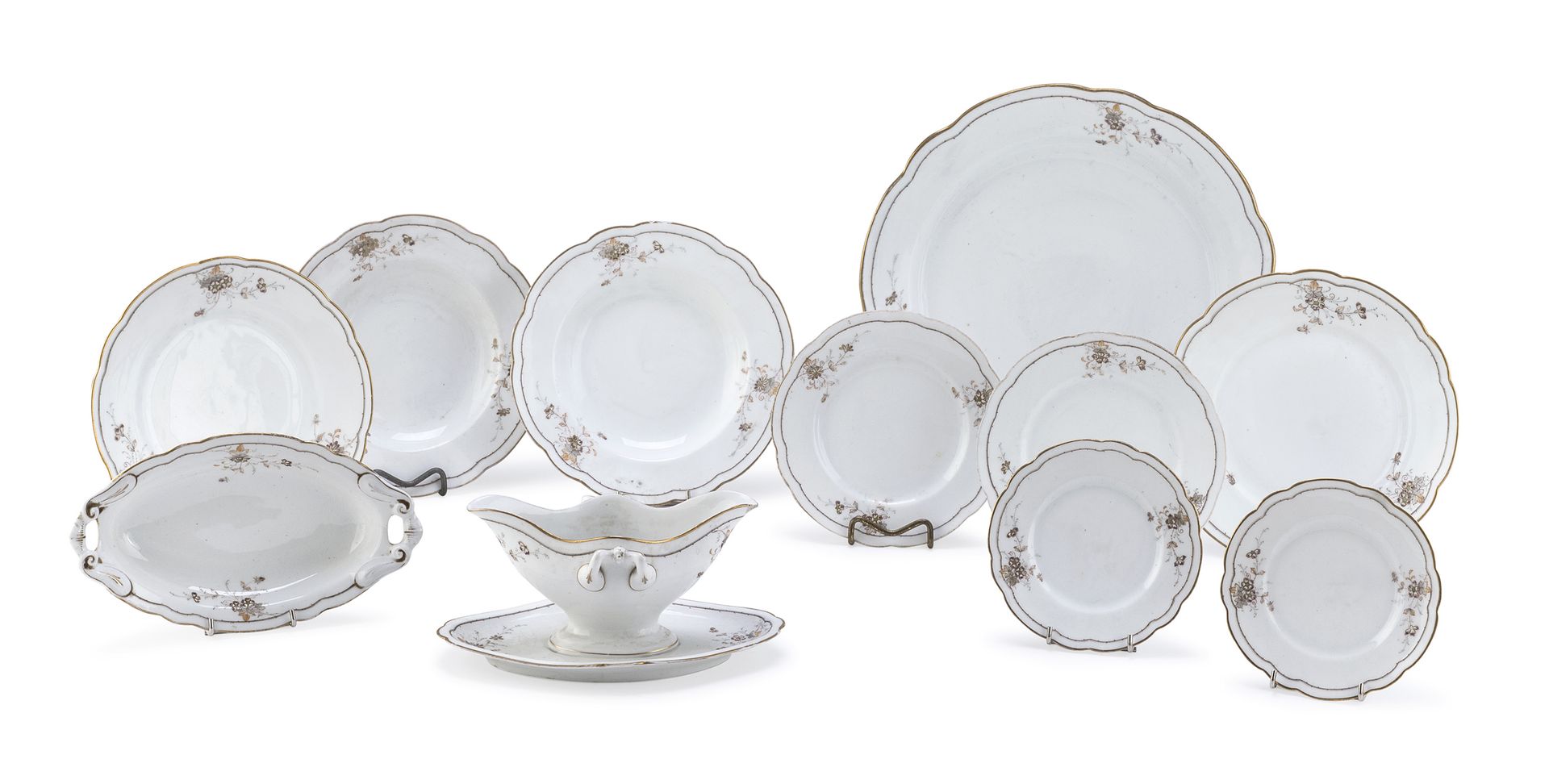 Null 晚餐服务的一部分，可能是20世纪初的俄罗斯


白色珐琅彩瓷器，有多色和金色的花卉装饰。由三个碗，六个平盘，八个饼干盘，十一个碟子，一个肉汁船，一个开&hellip;