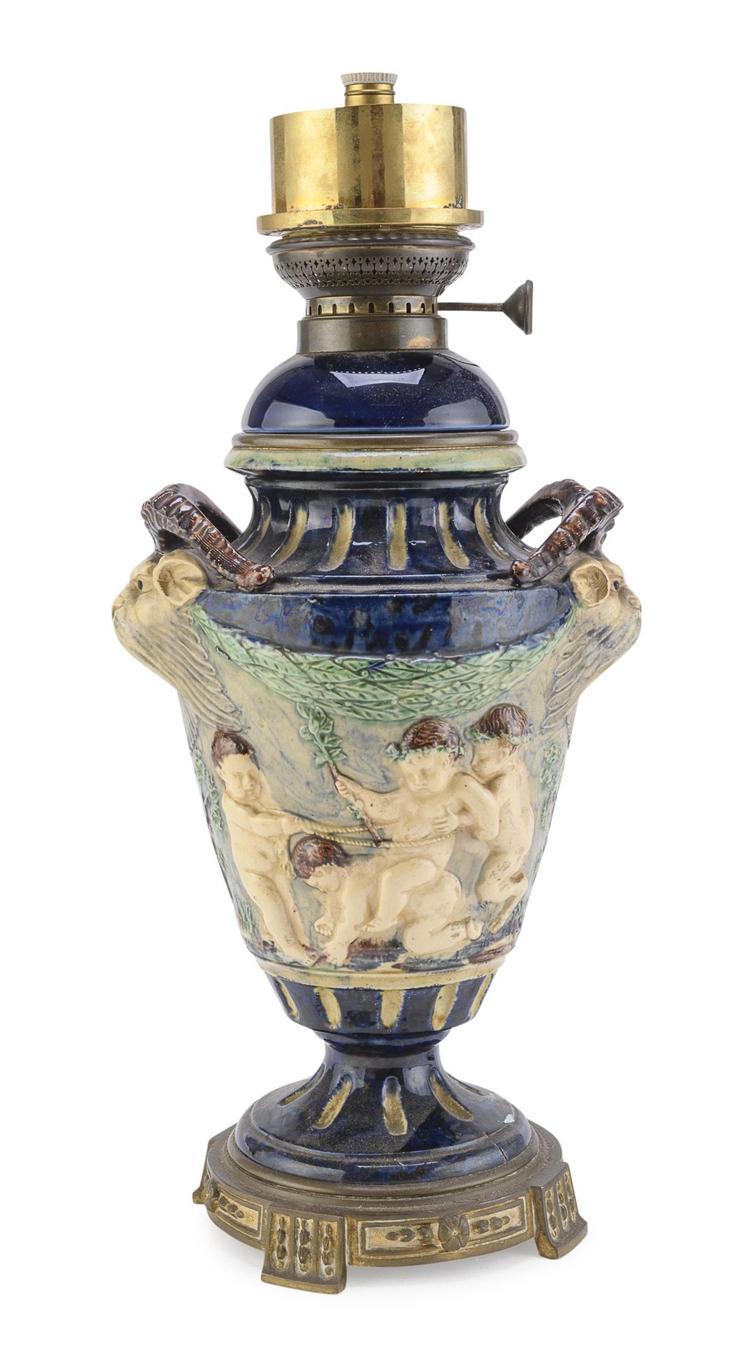 Null 陶瓷灯，可能是19世纪末的法国


多色的，有浮雕装饰的山水画和普蒂。镀金的金属配件。


尺寸为45 x 22 x 16厘米。