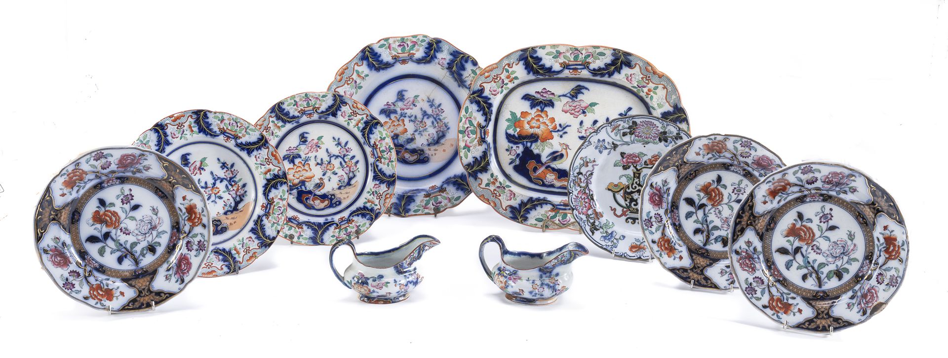 Null 复合陶器晚餐服务，英格兰 19世纪末


带有多色和金色的伊玛瑞式装饰。由7个不同服务的碗，8个平盘，2个服务盘和2个酱缸组成。


餐具的最大尺寸为&hellip;