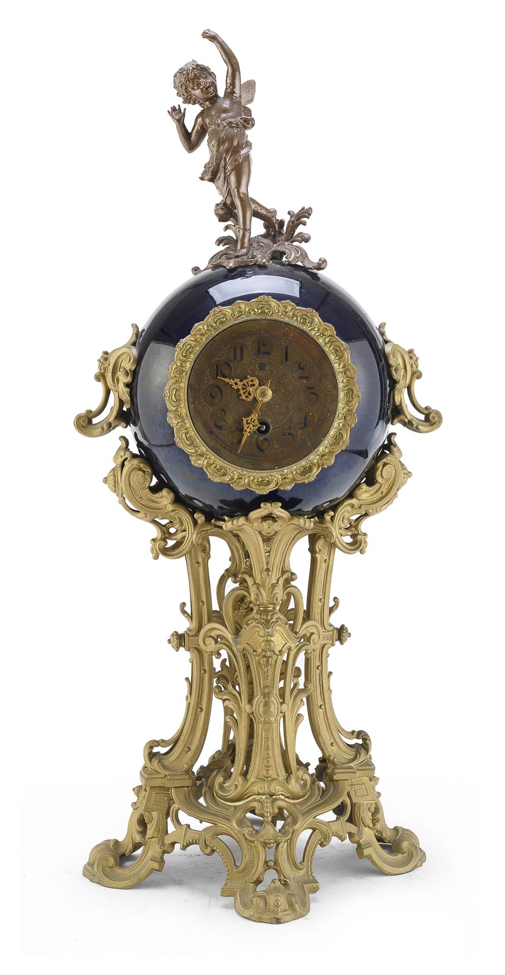 Null 台钟，可能是20世纪初的法国


有一个蓝色珐琅的陶瓷表壳，帽子上有一个小天使的形象。底部有镀金的青铜应用，有叶子、总状花序和卷发的图案。


尺寸为&hellip;
