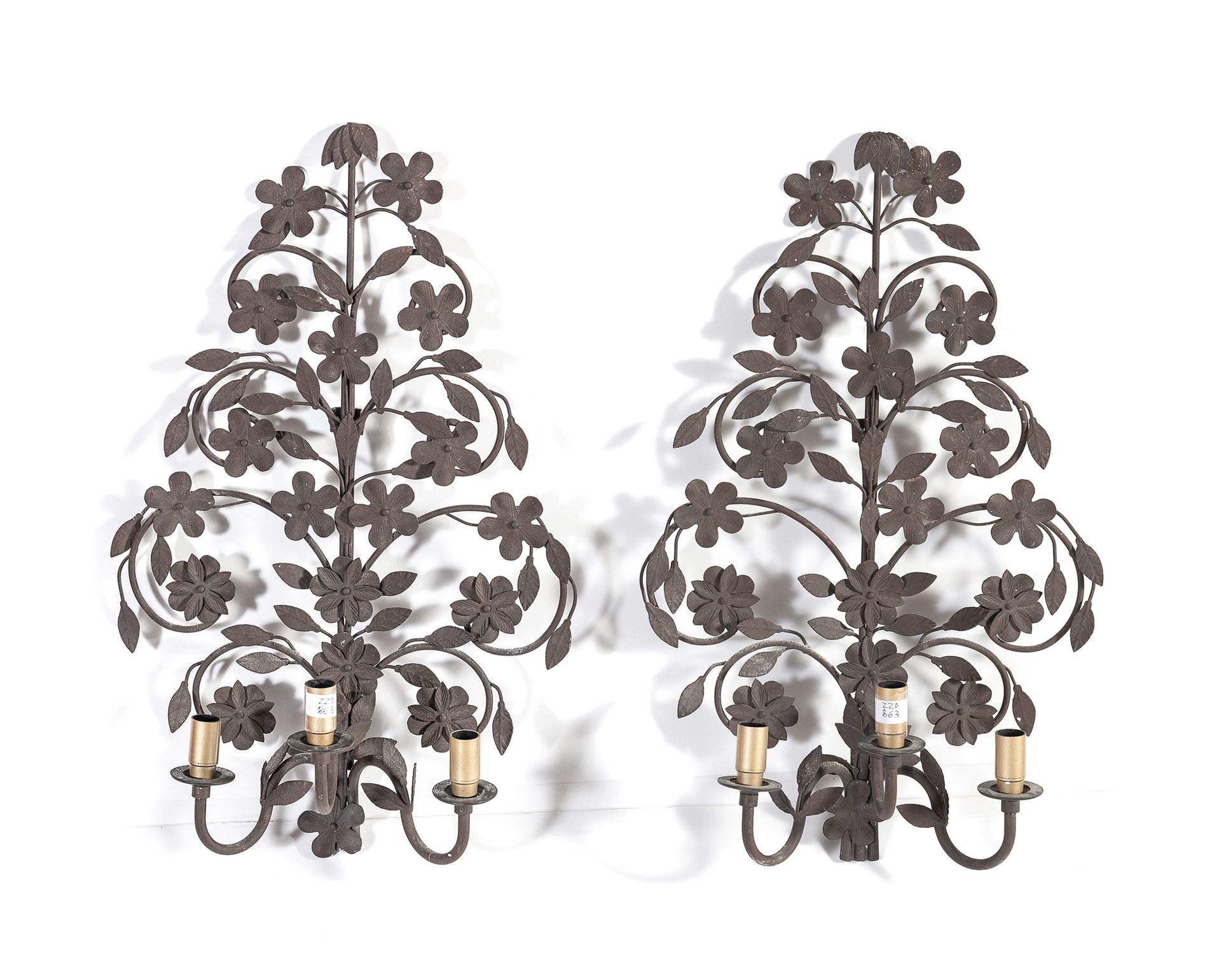 Null 一对锻铁壁灯，19世纪末


形状为花状和叶状的花束。底部有三条手臂。


尺寸为66 x 43 x 20厘米。