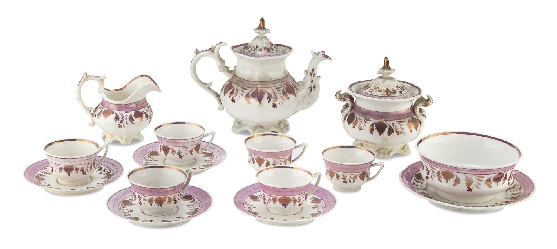 Null 瓷器茶具，可能是19世纪的英国


带有粉红色和紫色的珐琅元素的植物图案。包括茶壶，糖碗，牛奶壶，饼干盘和六个杯子及五个茶托。


测量茶壶，厘米。2&hellip;