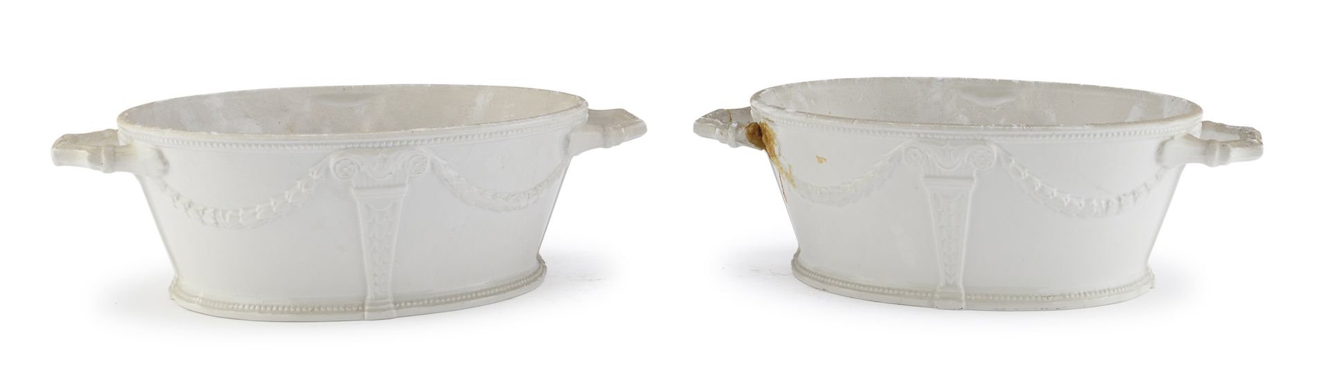 Null 一对陶制碗，20世纪


全部为白色珐琅，主体为花环，手柄为棍状。


尺寸为13 x 40 x 25厘米。
