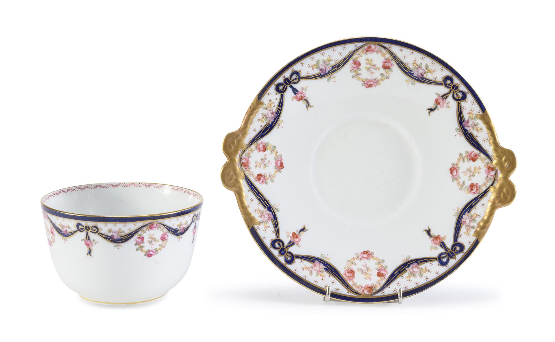 Null 陶瓷碗，英国 19世纪末


带有钴色、多色和金色的帷幔和花朵装饰。


碗的大小，厘米，9 x 14。
