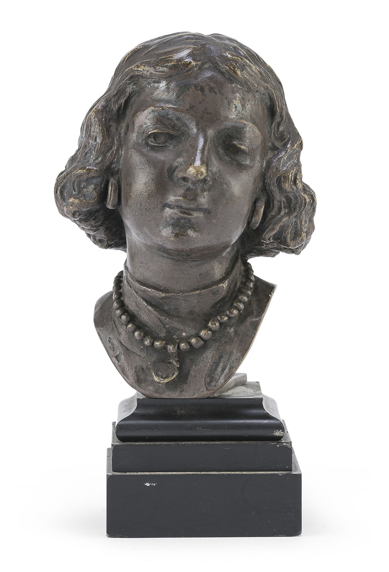 Null VITO PARDO


(1872年威尼斯 - 1936年罗马或米兰)





戴珍珠项链的年轻女孩半身像


镀银青铜雕塑，厘米，16 x 11&hellip;
