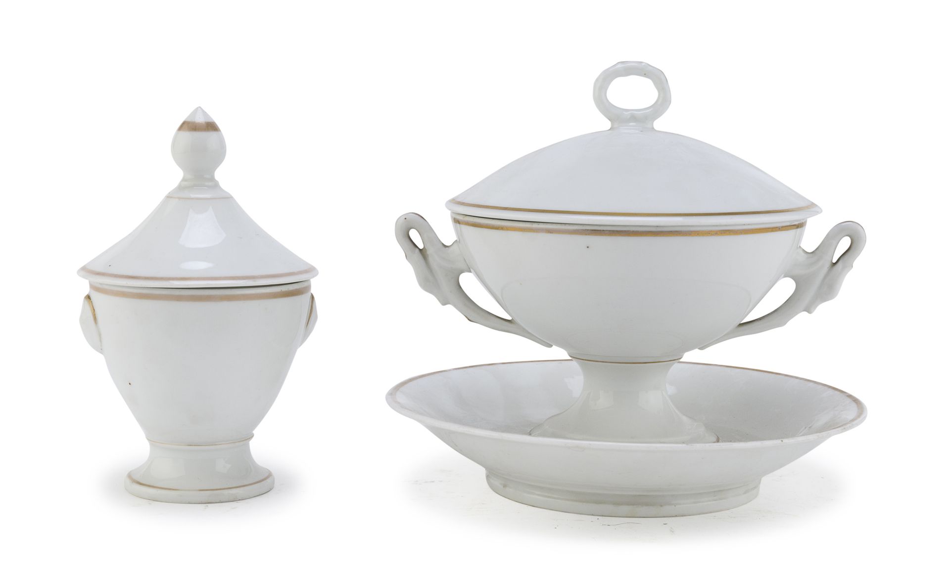 Null 小汤杯与盘子和奶嘴，19世纪


瓷器上有金色的边框。


瓦罐的尺寸，16 x 18 x 15厘米。