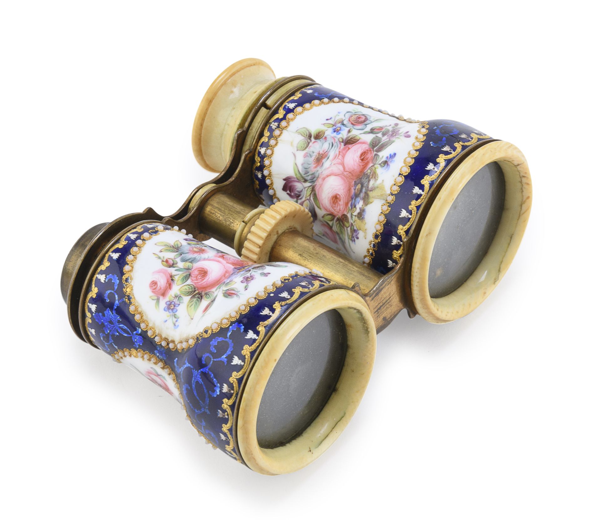 Null 瓷器双筒望远镜，19世纪末


带镀金金属柄，瓷质双筒望远镜，装饰有鲜花的储备。


尺寸 cm. 9 x 11 x 5.


一个骨质饰面缺失。