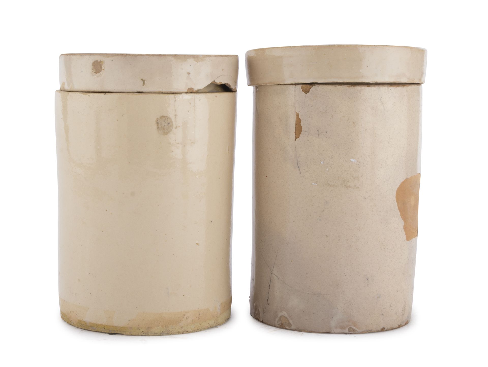 Null 一对陶制食品容器，普格利 十九世纪


带盖子的圆柱体，奶油色搪瓷。


尺寸为20 x 14厘米。