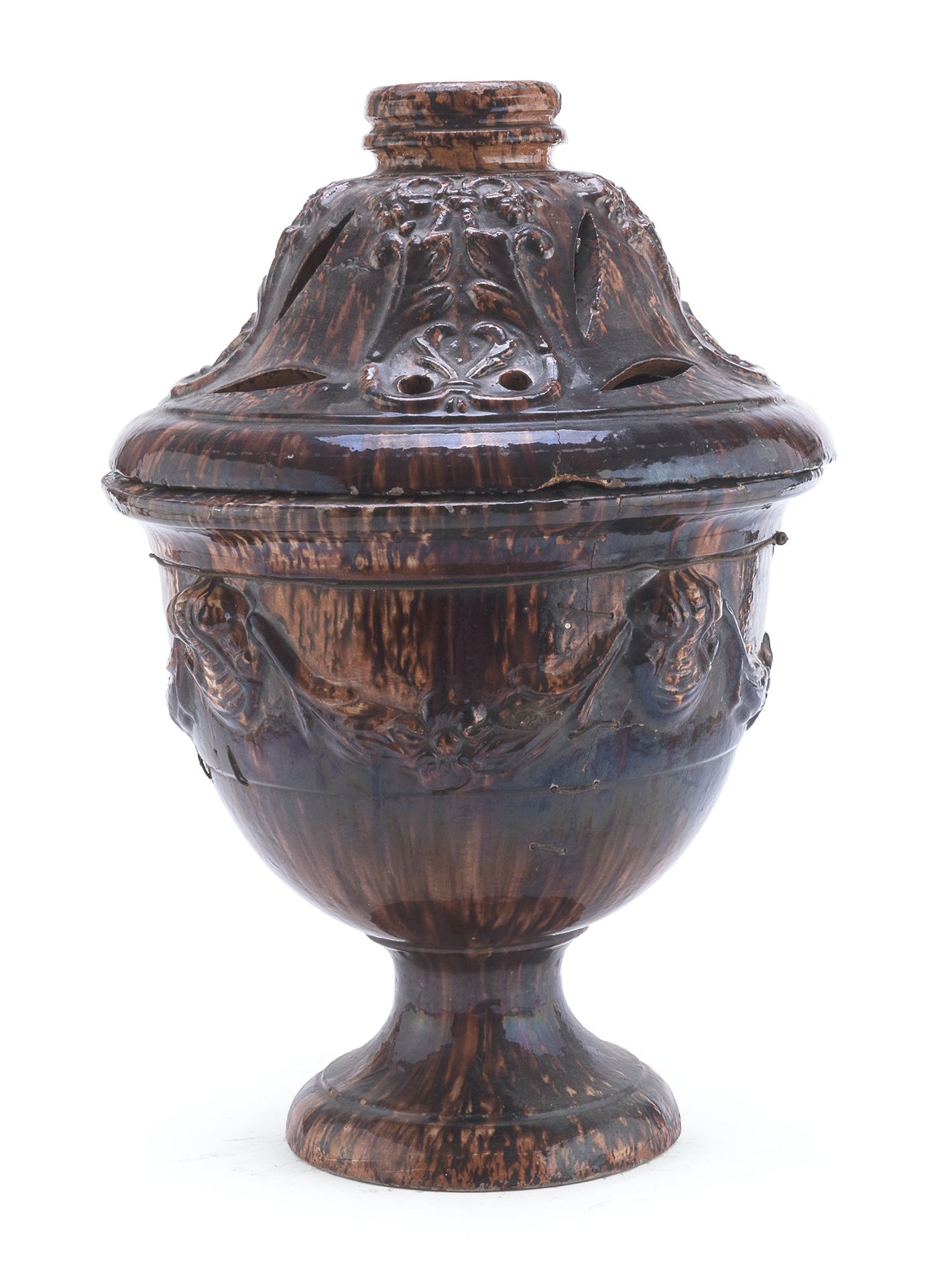 Null 大型赤土陶罐，意大利南部，19世纪末


有镂空的盖子和高浮雕的身体，装饰着植物的帷幔。


尺寸为57 x 40厘米。


琴身的修复日期是用时代格&hellip;