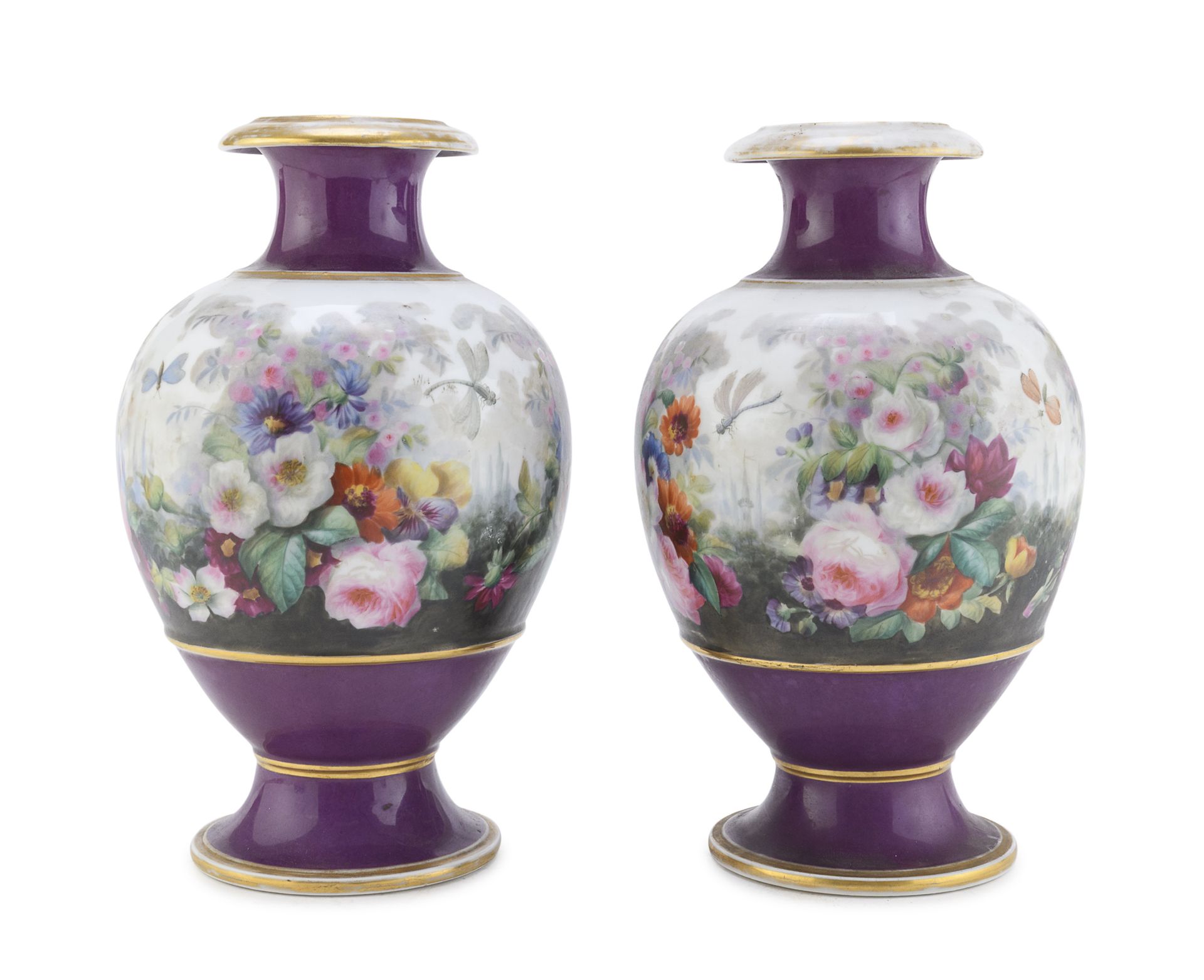 Null 美丽的一对瓷器花瓶，19世纪


具有球状的身体。饰以多色花，配以紫罗兰和金边。


尺寸为30 x 18厘米。