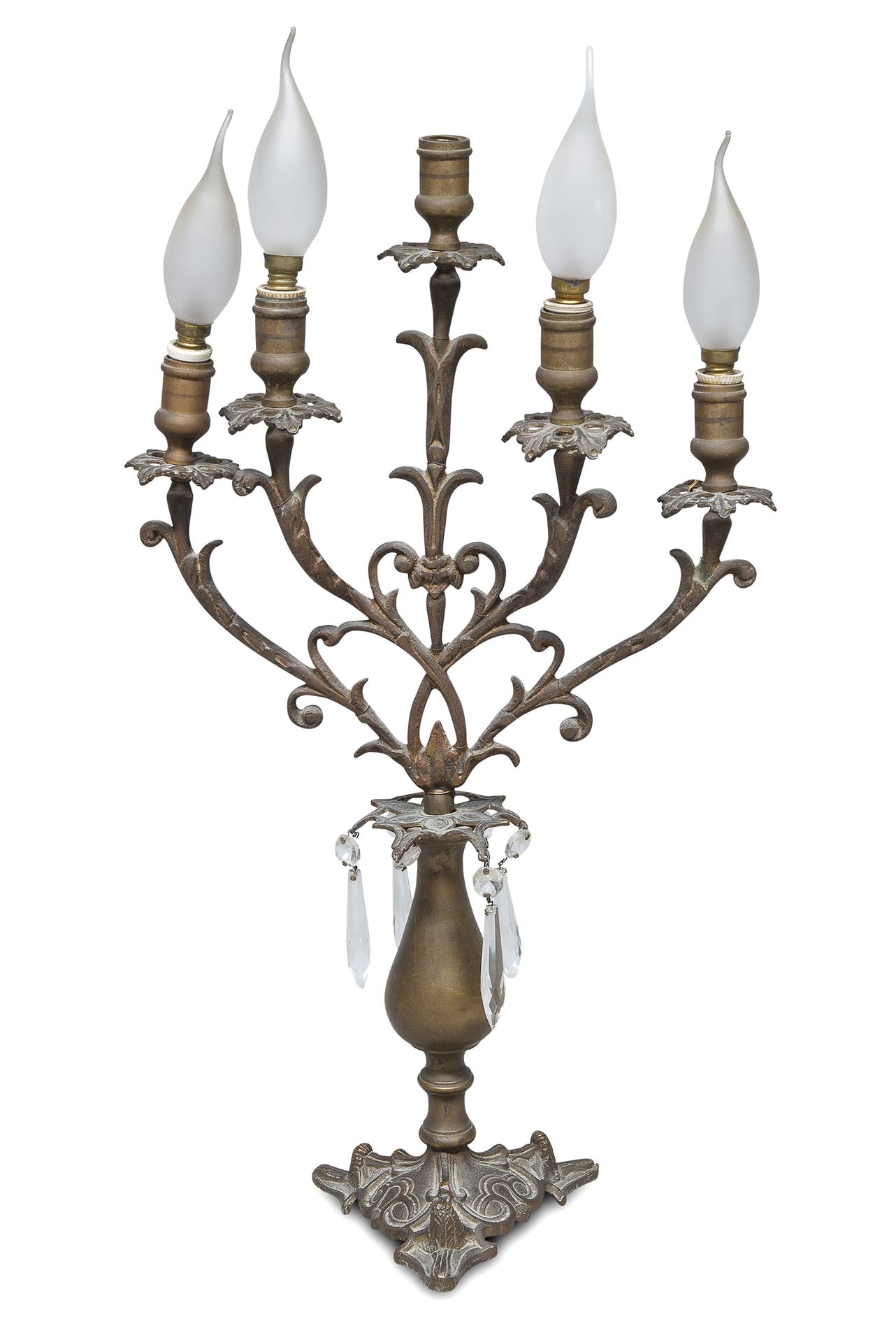 Null 燃烧的青铜烛台，19世纪


五臂的烛台，有球状的茎和脚，也有花纹。


尺寸为54 x 31 x 15厘米。