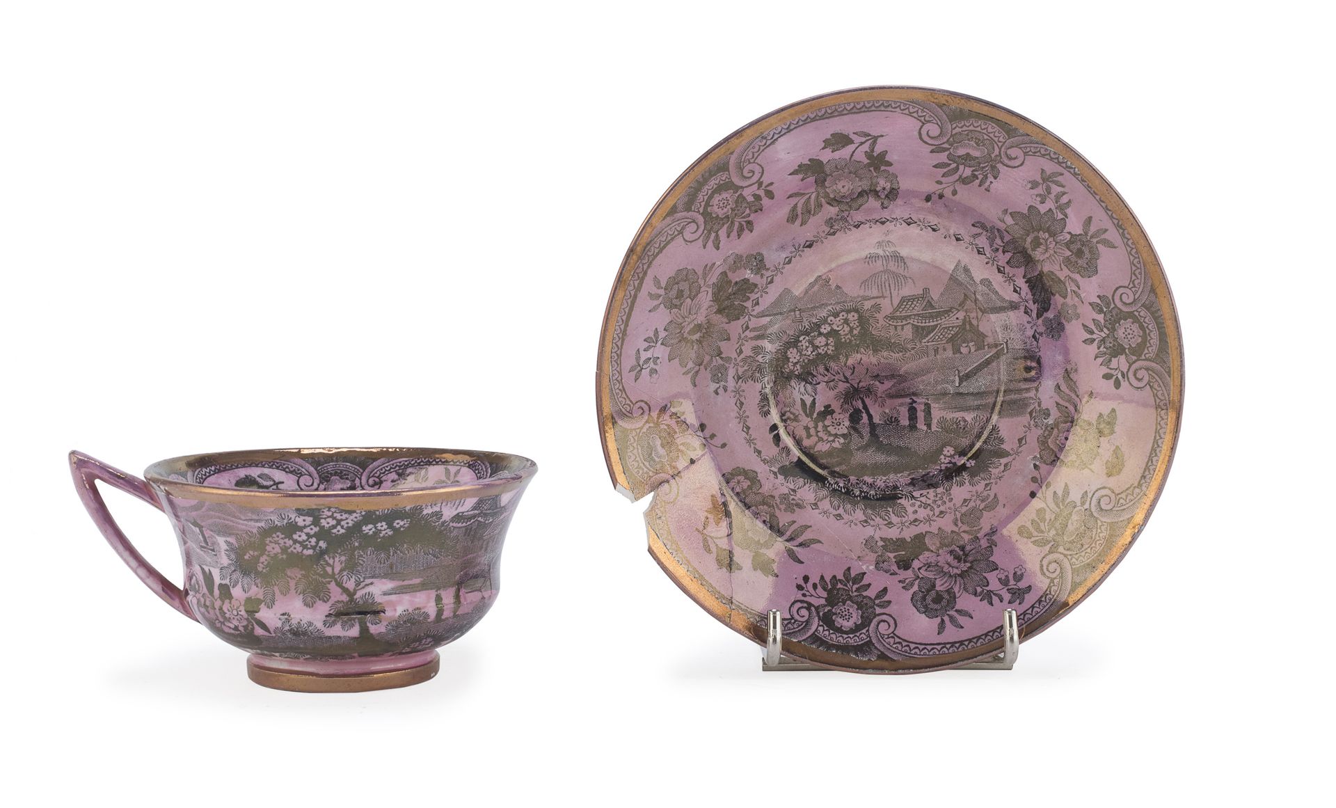 Null 陶器杯和碟子，达文波特19世纪末


紫色背景上的花卉装饰。


底下的品牌名称。


杯子大小为7 x 10 x 12厘米。


碟子边缘断裂和丢失&hellip;