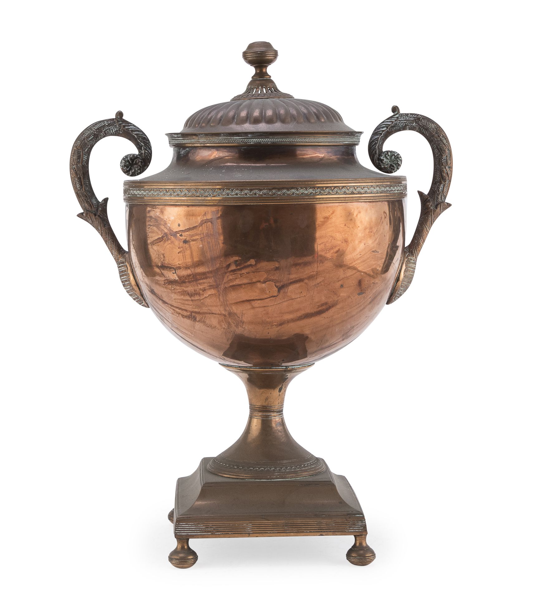 Null 大铜锅，19世纪


圆体，叶状凿纹手柄。


尺寸为49 x 36 x 24厘米。


肩部边缘的缺陷。