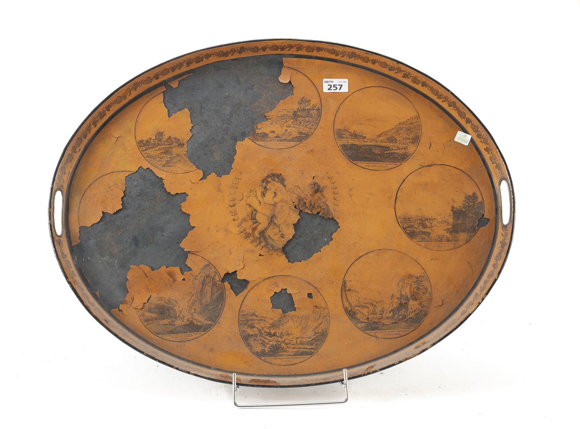 Null 金属托盘，法国，19世纪


赭色漆器，有法国阿尔卑斯山风景的圆形储备装饰。


尺寸为68 x 53厘米。


显著的漆面缺陷。