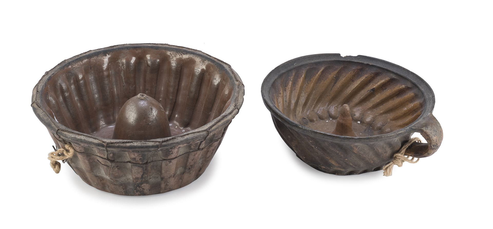 Null 两个陶器蛋糕模具，19世纪


棕色珐琅和蛋糕形状。


最大尺寸为12×28厘米。
