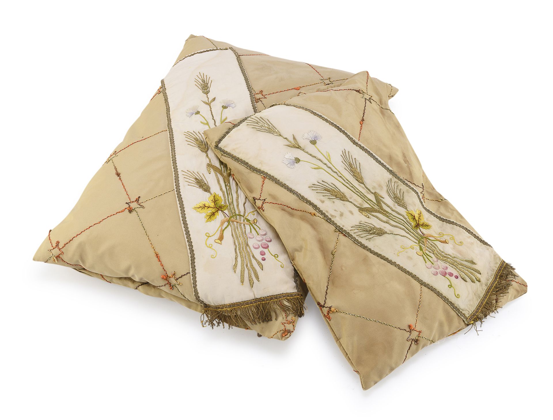 Null 两个带被子的坐垫，19世纪末


由欧根纱和丝绸制成的带有人字形和植物图案的金线被子。


尺寸为44 x 32厘米和38 x 26厘米。