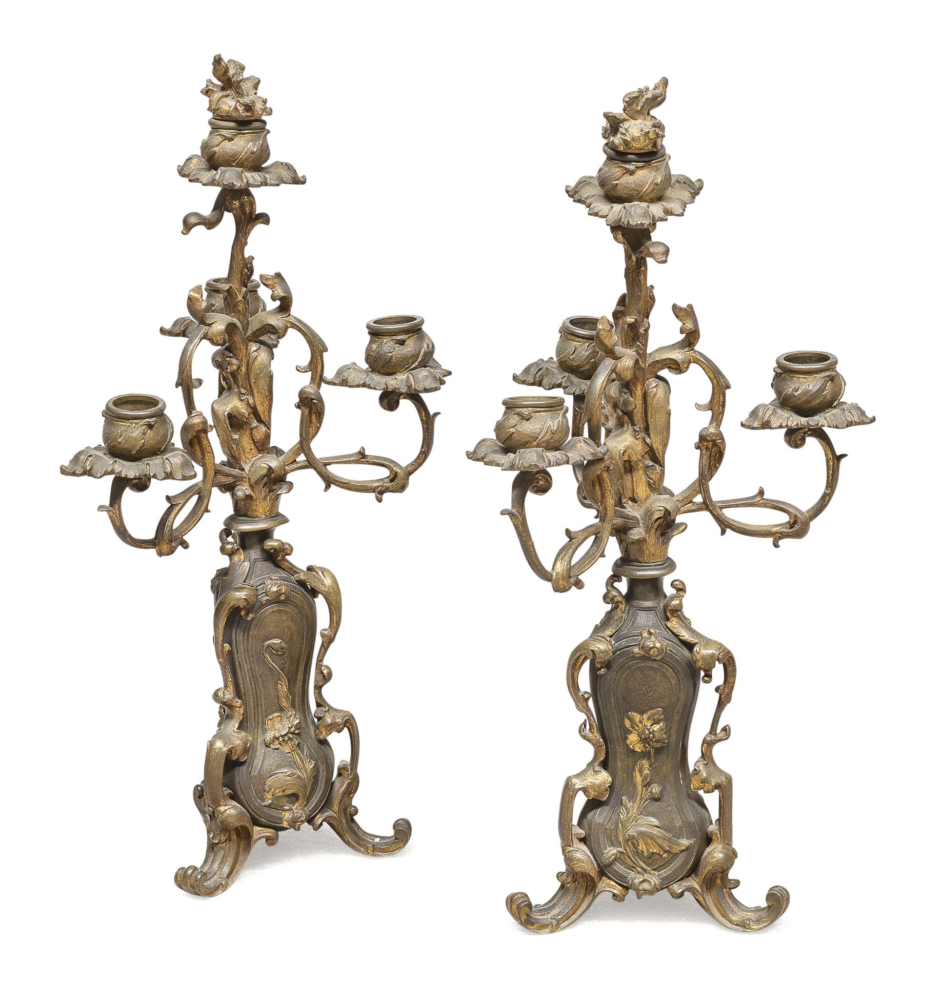Null 一对青铜烛台，19世纪


带有烧制和镀金的光泽，四只手臂上有漂亮的凿纹。底部有藤蔓，脚上有叶子。


尺寸为44 x 19厘米。