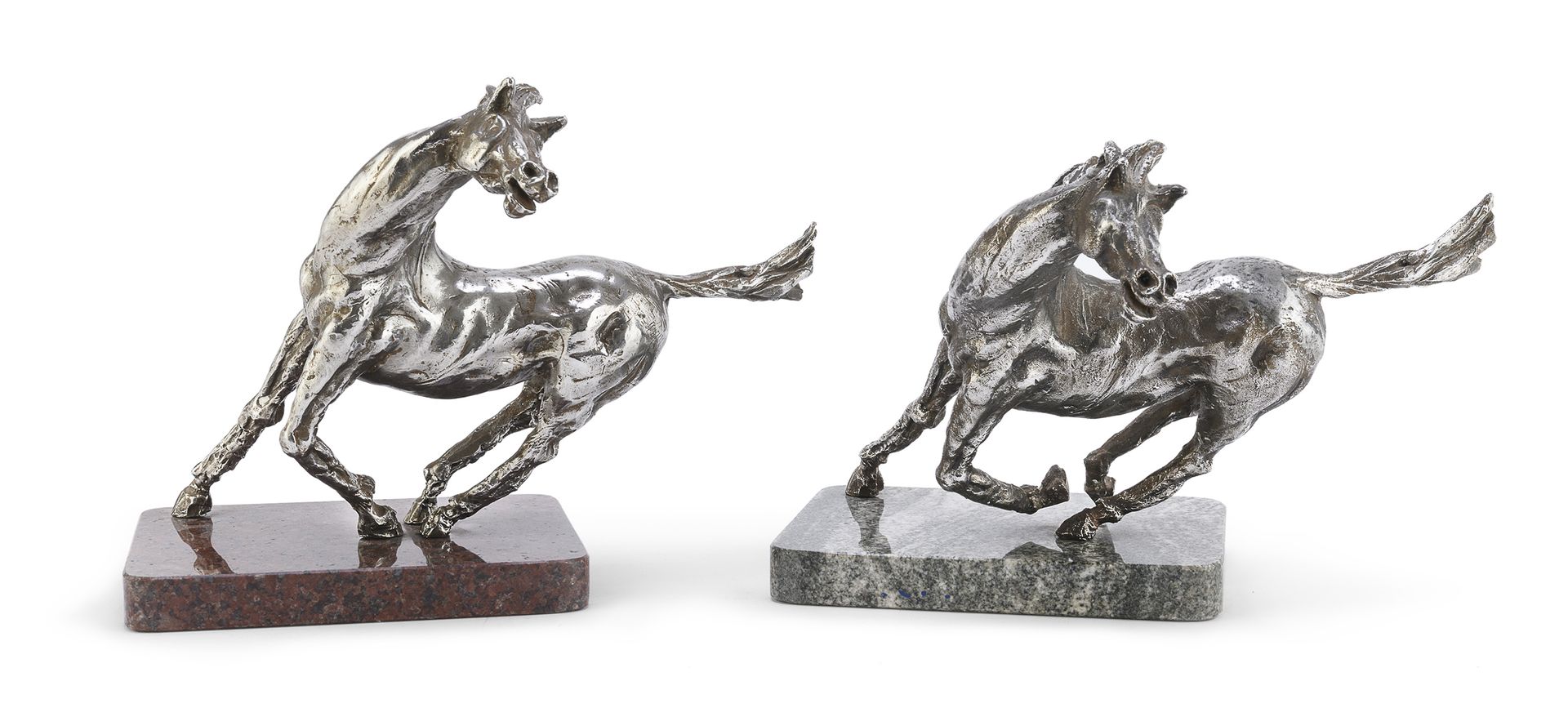 Null PAIR OF HORSES IN SILVERED BRONZE