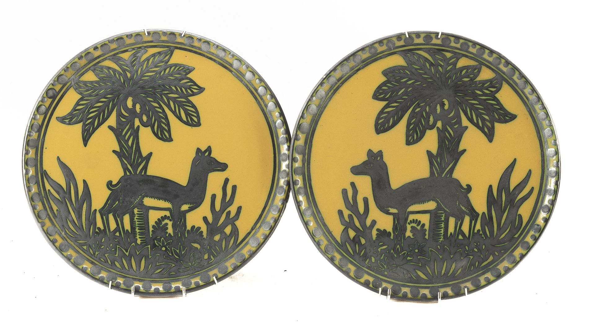 Null 一对陶瓷盘子,意大利南部,20世纪。


黄色和绿色珐琅，有鹿的风景装饰。


底下的品牌名称。


直径33厘米。