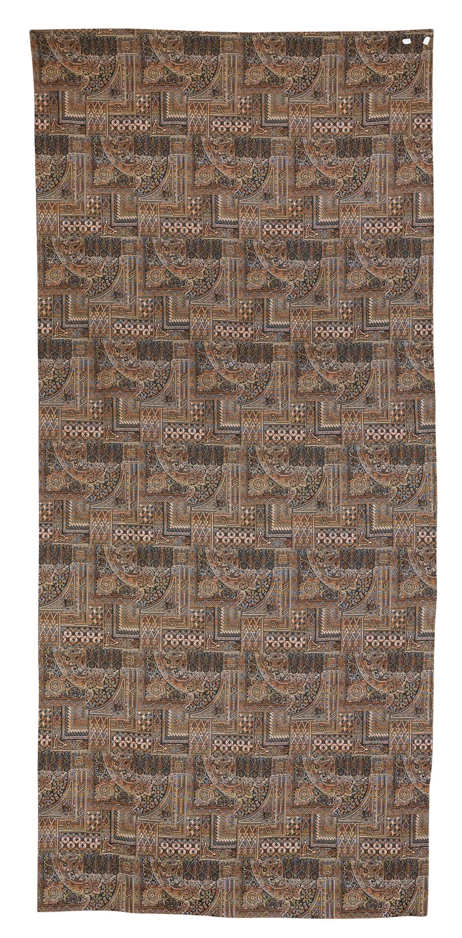 Null 平面织物，新艺术主义时期


带有阿拉伯风格的几何和卡尔萨斯式的装饰。


尺寸 cm. 300 x 135.