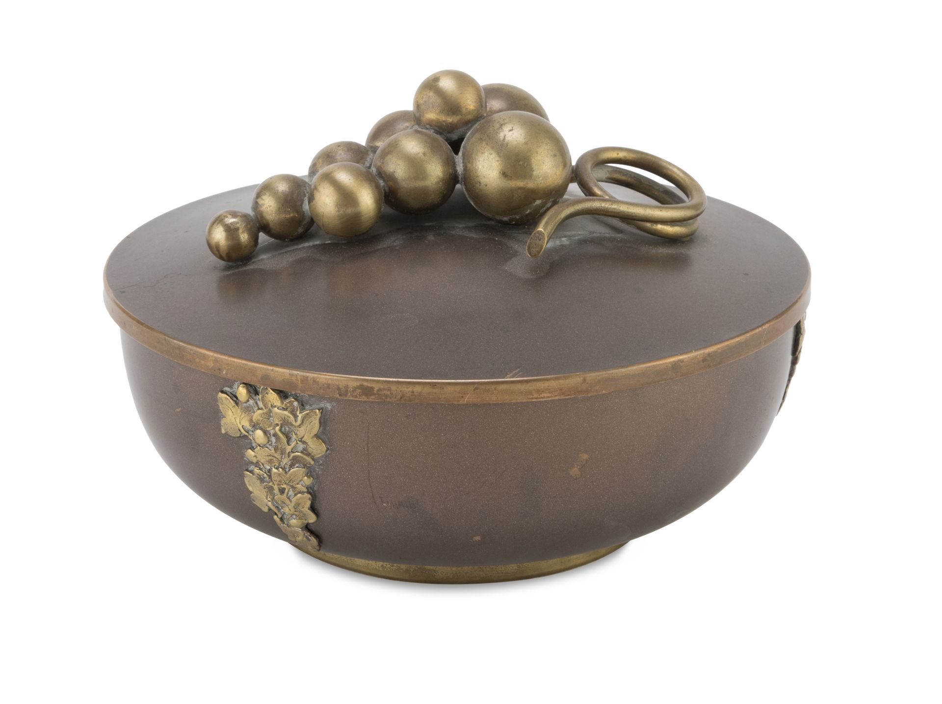 Null 铜棺材，装饰时期


圆形，有镀金的金属藤条应用。盖子上有一串葡萄。


尺寸为15 x 20厘米。