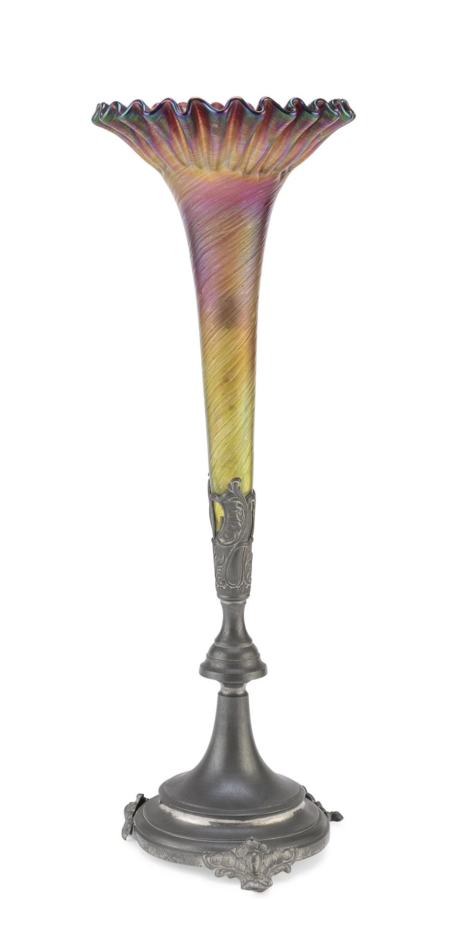 Null 德国1930年代吹制的玻璃溶器


五彩斑斓的背景，有阴影的紫色和黄色。锥体形状，带花边。锡镴支架和脚。


尺寸为38 x 13厘米。


缺少一只&hellip;