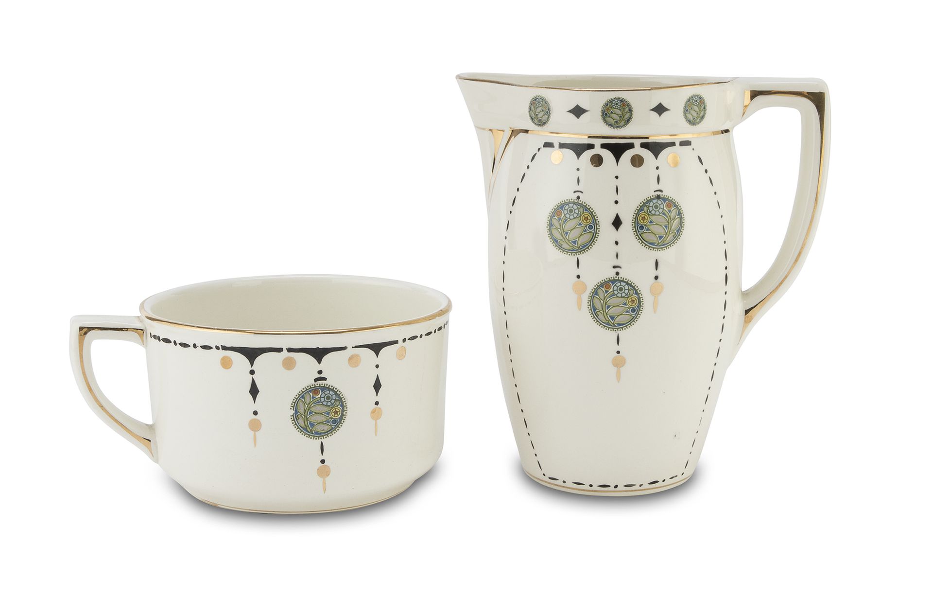 Null 夜光瓶和花瓶，塞班时期 约1915年


白色珐琅彩陶器，有小勋章的花朵装饰。


底座下标有 "Boch La Louviere Belgium"。&hellip;