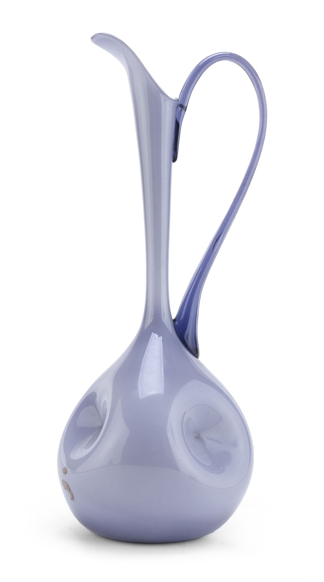 Null 大玻璃杯，可能是穆拉诺 1960年代


紫色背景，黑色透明手柄。


尺寸 cm. 46 x 18 x 18.


断裂和丢失的手柄。