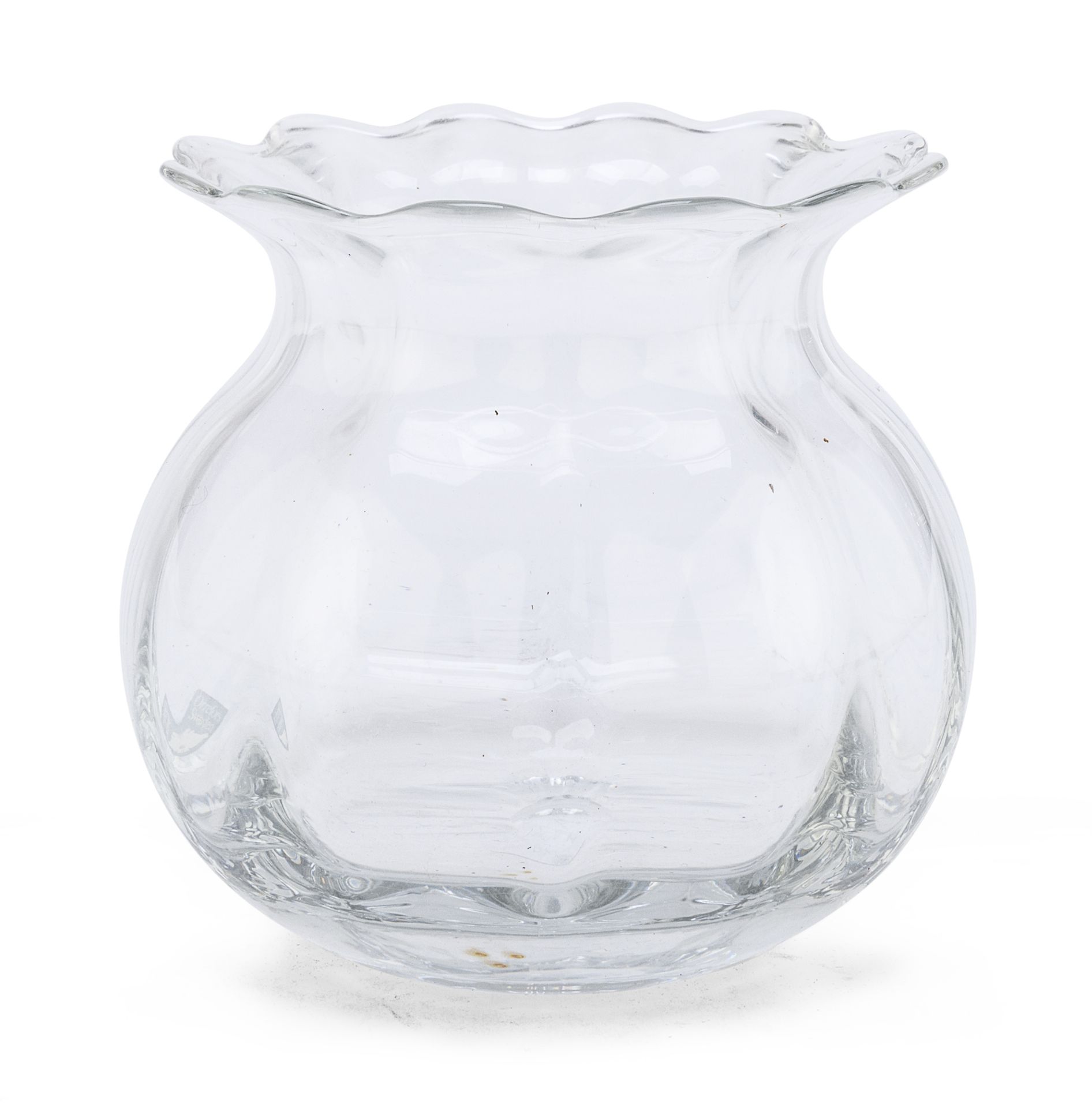 Null 玻璃花瓶，瑞典ORREFORS公司 1980年代


透明底，罗纹体，手帕式边缘。


Orrefors标签。


尺寸 cm. 12,5 x 13.