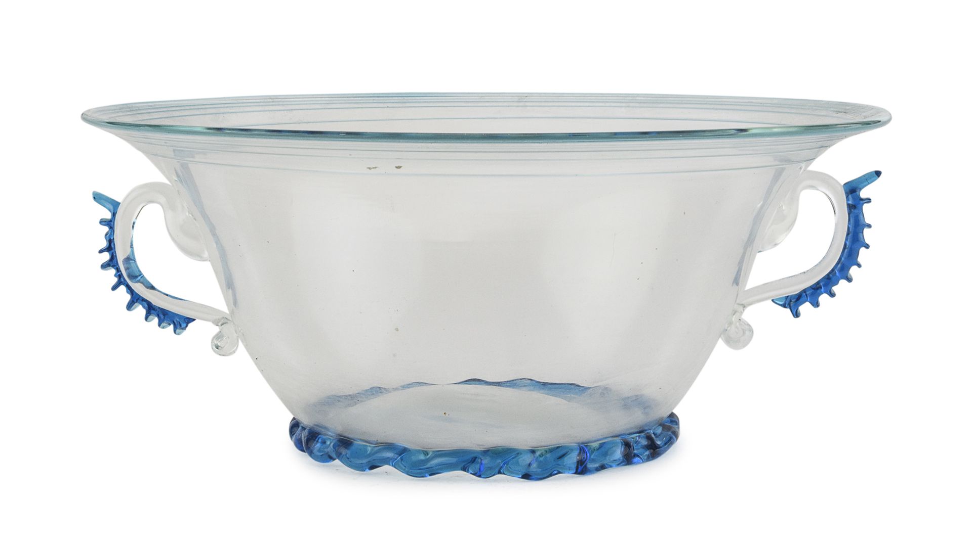 Null 吹制玻璃碗，可能是20世纪初的威尼斯


带有透明的蓝色玻璃膏面。


尺寸为10×13厘米。