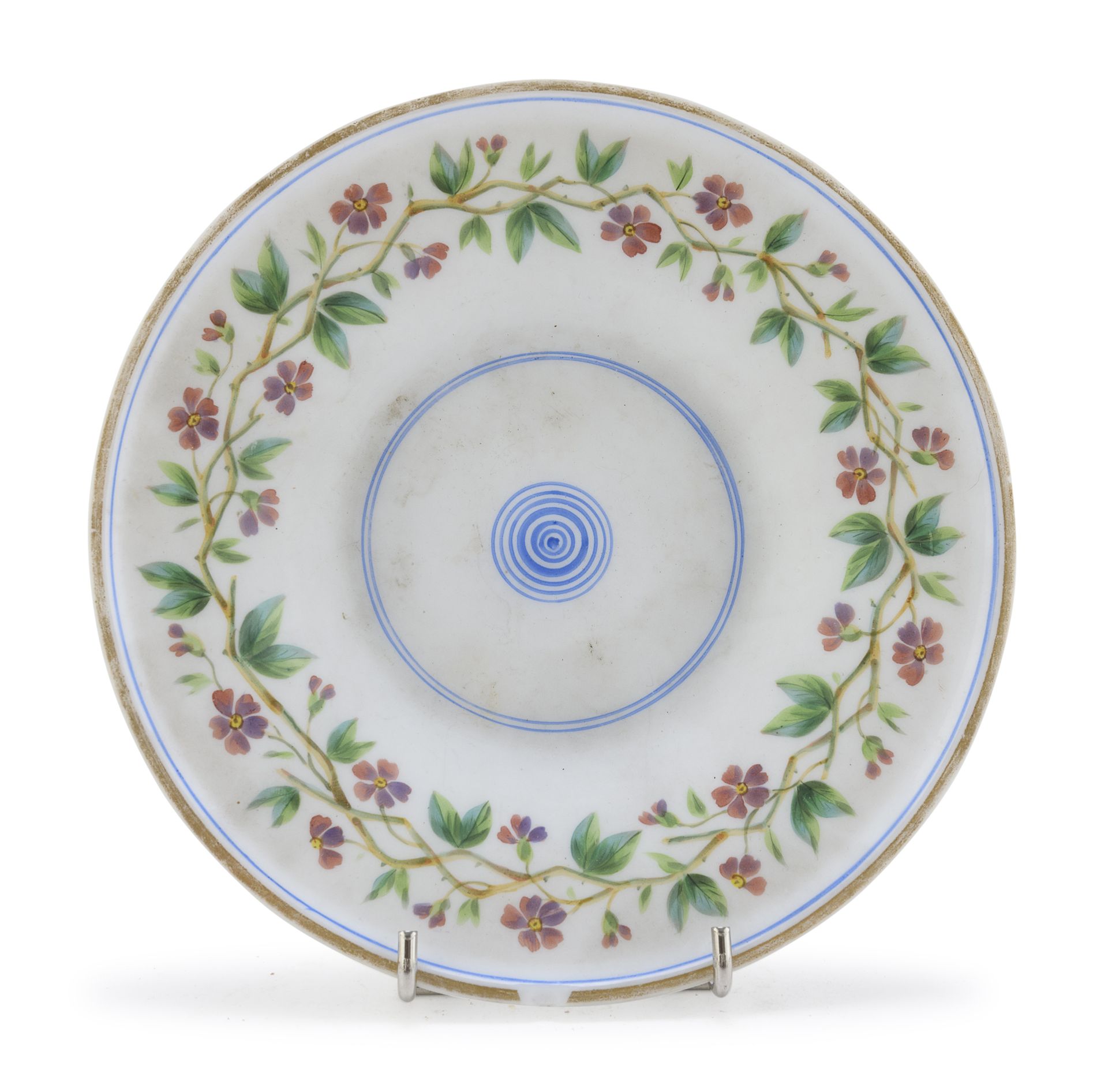 Null 乳白色碟子，19世纪末


绘有蓝色的圆环，边缘有一圈叶子和花。


直径18厘米。