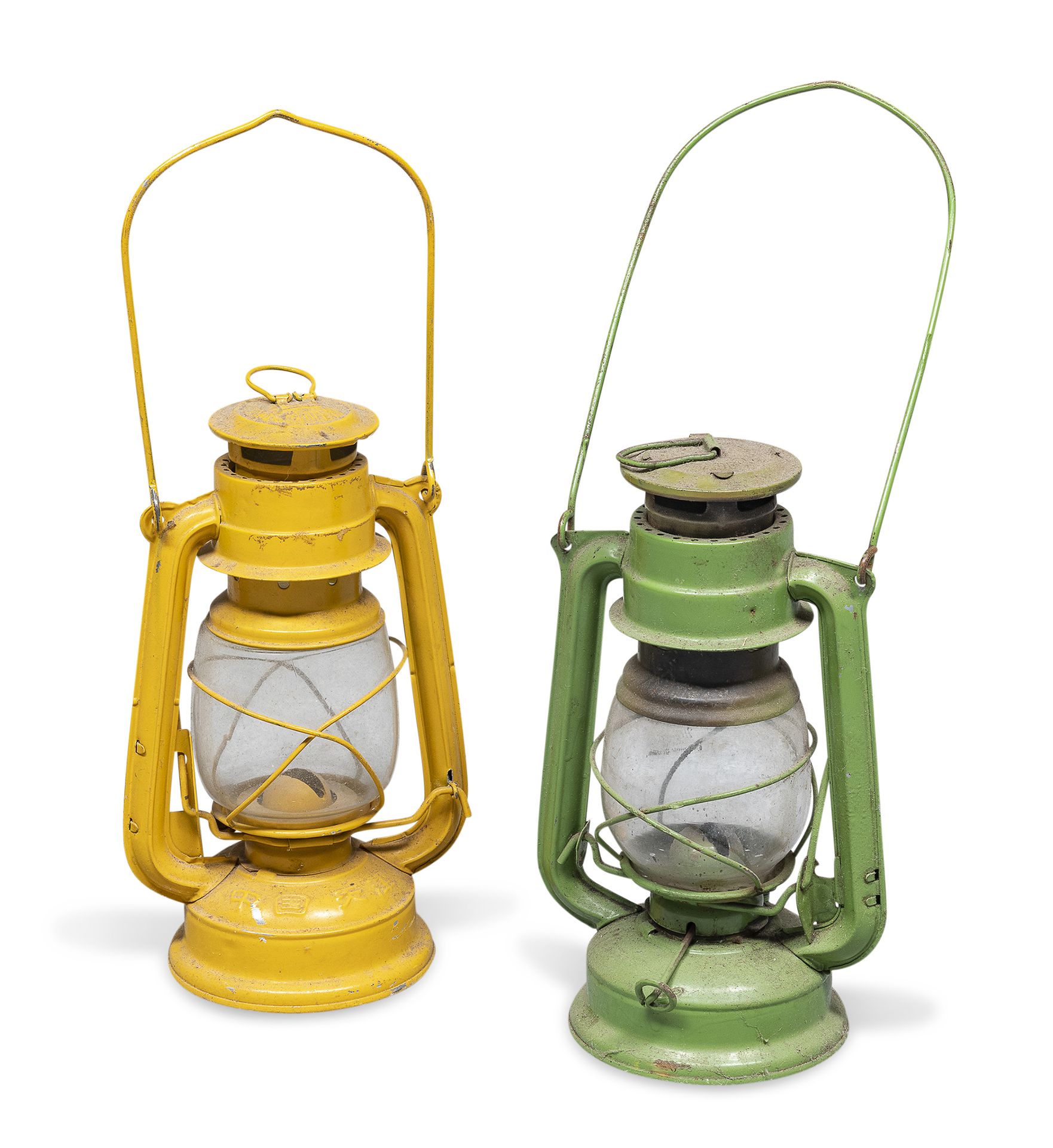 Null 两个金属灯笼


完全由黄色和绿色珐琅制成。


尺寸为24 x 10厘米。


缺陷。