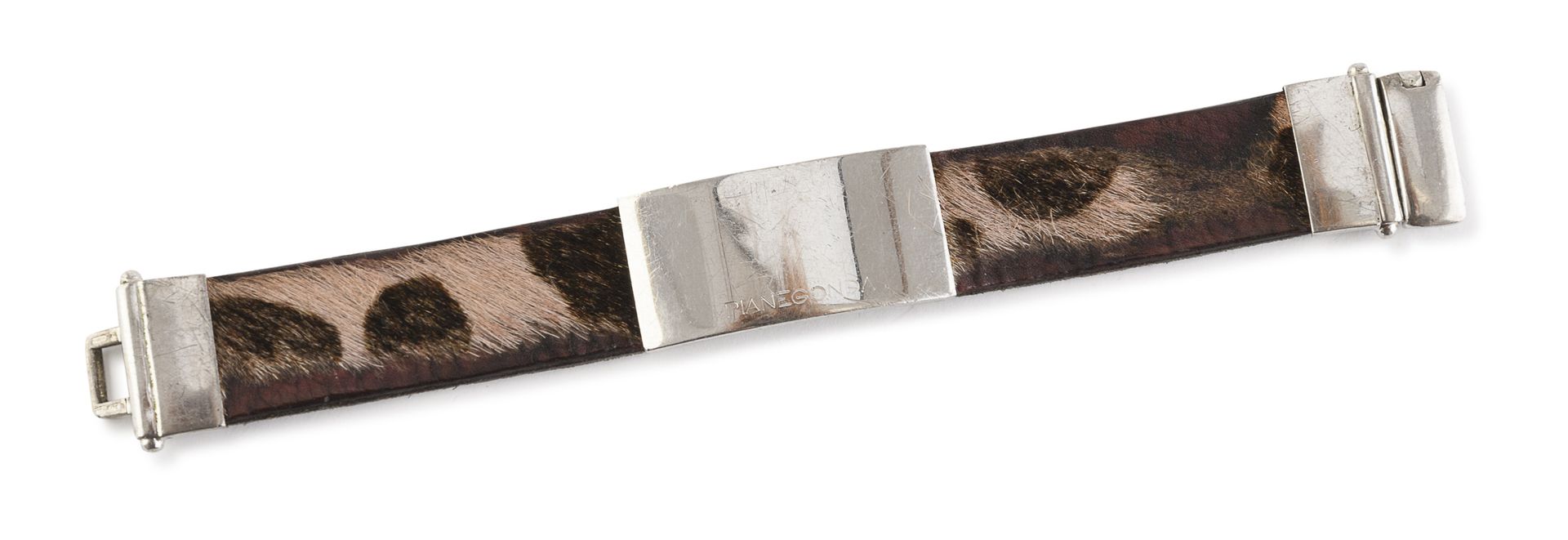 Null 皮安冈达手镯


银色金属材质，配以动物皮表带。


雕刻的品牌。


长16.5厘米。