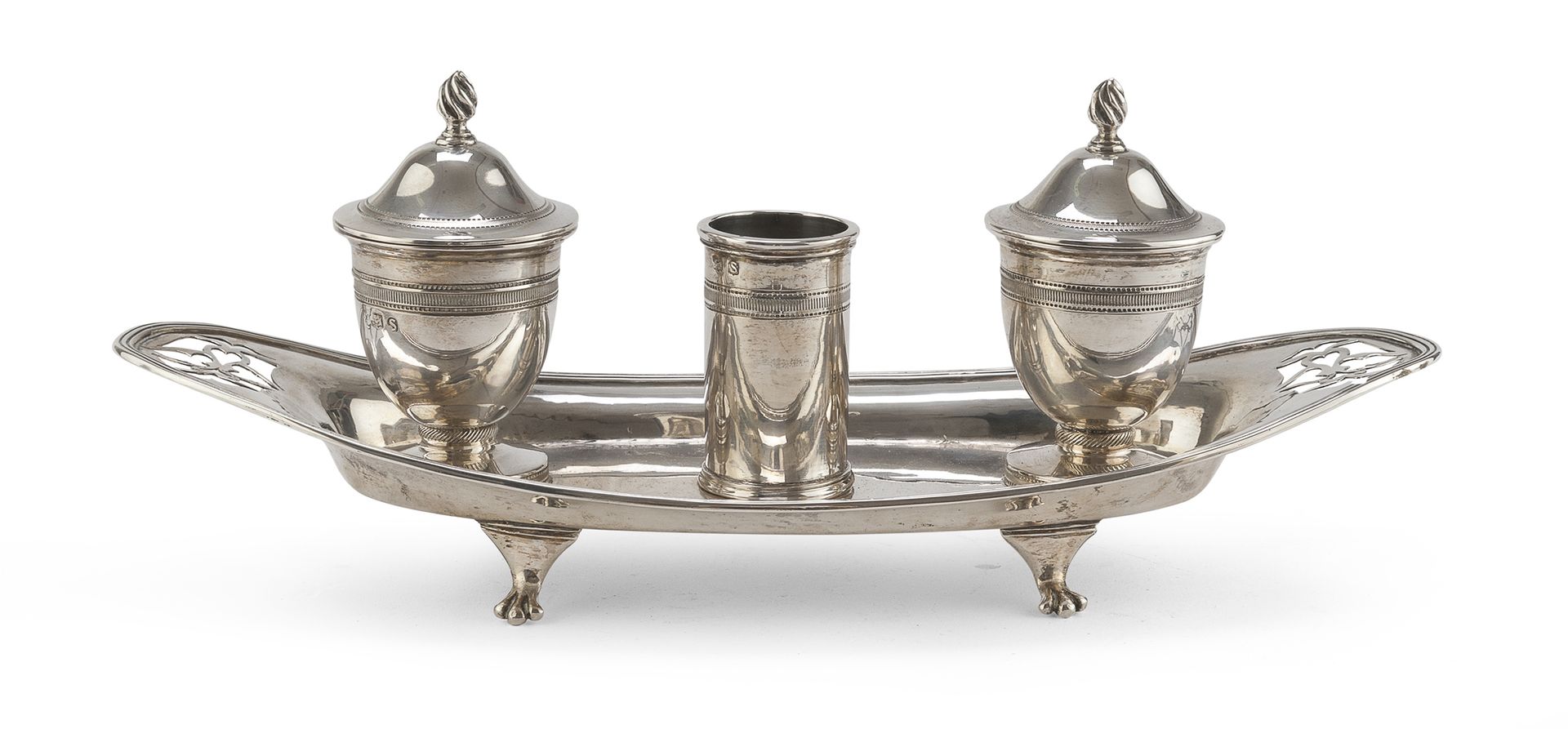 Null 罕见的银制墨水瓶，有谢菲尔德1860年的印记


配有机舱碗和罐装砚台。穿孔的顶盖。


银匠Martin Hall & Co.


标题925/10&hellip;